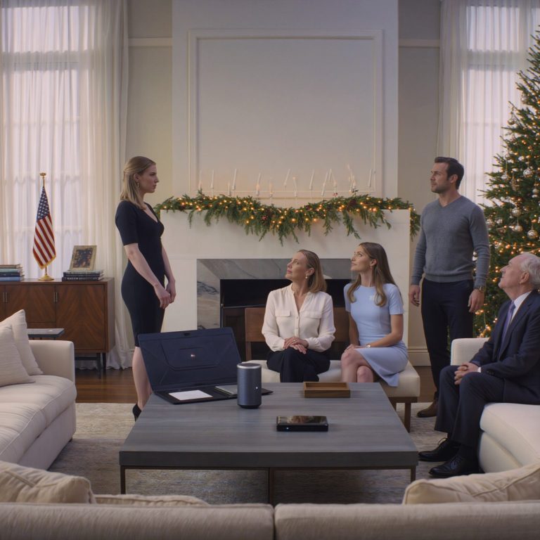 Moi rodzice traktowali mnie jak służącą. Dzień przed świętami Bożego Narodzenia mama uśmiechnęła się z politowaniem: „Koleżanki twojej siostry spędzają tu święta – to tylko 25 osób”. Oczekiwała, że ​​będę gotować, sprzątać i kłaniać się. Uśmiechnęłam się. Tego wieczoru poleciałam na Florydę na wycieczkę. Kiedy przybyli i zobaczyli pustą kuchnię, zbladła – ale prawdziwa niespodzianka miała dopiero nadejść