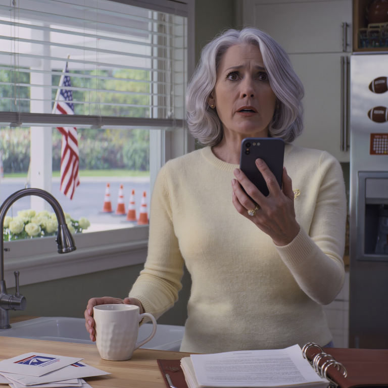 Mój syn zadzwonił: „Jutro się żenię — już wypłaciłem każdą złotówkę z twojego konta bankowego i sprzedałem dom — żegnaj” — po prostu się zaśmiałam, bo sprzedał złe miejsce i ukradł złe życie