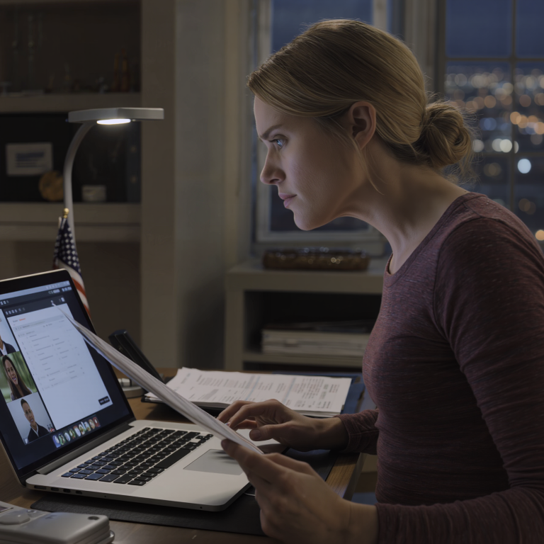 „NIE CHCEMY WIDZIEĆ TWOJEJ TWARZY NA JEJ UKOŃCZENIU STUDIÓW” – PYKNĘŁA MOJA MAMA PODCZAS RODZINNEJ ROZMOWY NA ZOOMIE – „TO NIGDY WIĘCEJ NIE ZOBACZYSZ MOICH PIENIĘDZY” – ODPOWIEDZIAŁAM, POCICHU ANULUJĄC PLAN CZESNEGO I WSZYSTKIE KARTY KREDYTOWE, KTÓRYCH UŻYWALI ZA MOIMI PLECAMI. WSZEDŁA PO SCENIE…