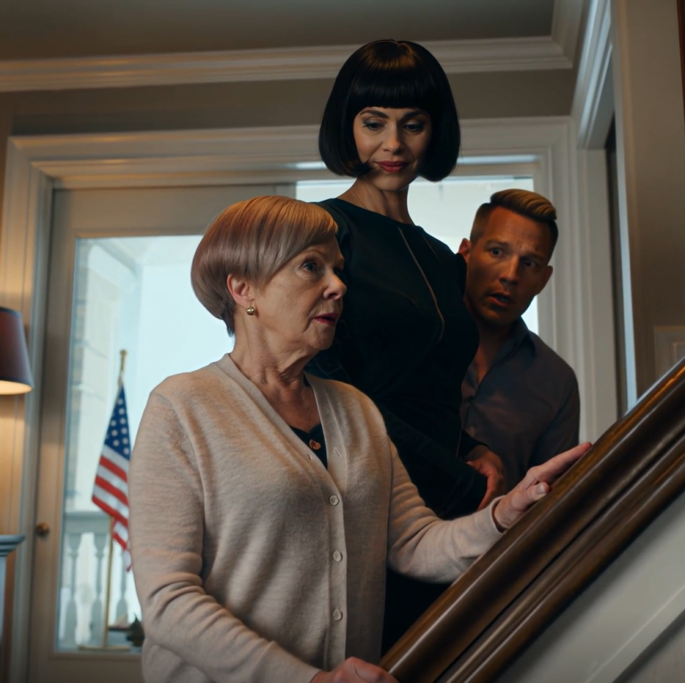 „Nazwą to wypadkiem”. Te słowa usłyszałem tuż przed tym, jak straciłem równowagę i na ułamek sekundy mój świat zamienił się w zimny marmur i pustkę – poręcz wgryzała się w moje dłonie, stopy szukały czegoś, czego tam nie było, a jej śmiech unosił się nade mną, jakby oglądała program.