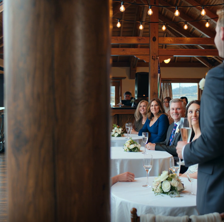 Siedziałem za filarem na ślubie mojej siostry. Wszyscy udawali, że nie jestem rodziną. Potem jakiś obcy mężczyzna usiadł obok mnie i powiedział: „Po prostu rób to, co mówię, i udawaj, że jesteś moją randką”. Kiedy wstał, żeby przemówić, wszyscy się odwrócili. Siostra przestała się uśmiechać.