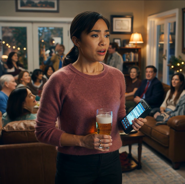 „Ona tylko odbiera telefony w szpitalu” – powiedziała mama wszystkim na przyjęciu świątecznym. „Zarabia ledwo najniższą krajową”. Ciocia Sarah dodała: „Przynajmniej to uczciwa praca”. Mój pager alarmowy zabrzęczał: „Kod czarny – potrzebny ordynator chirurgii do operacji prezydenckiej”. W SALI ZAMKNĘŁO SIĘ…