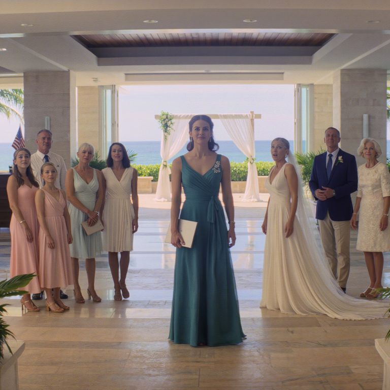 Moja rodzina przeniosła ślub mojej siostry na plaży Maui o tydzień, utworzyła tajny czat grupowy beze mnie, powiedziała wszystkim, że „nie dam rady”… i pewnego wtorku o 23:47 w Seattle otworzyłam telefon, zobaczyłam jedną wiadomość i po cichu postanowiłam, że ich „kameralne przyjęcie” będzie ostatnim kłamstwem, jakie kiedykolwiek na mój temat powiedzą.