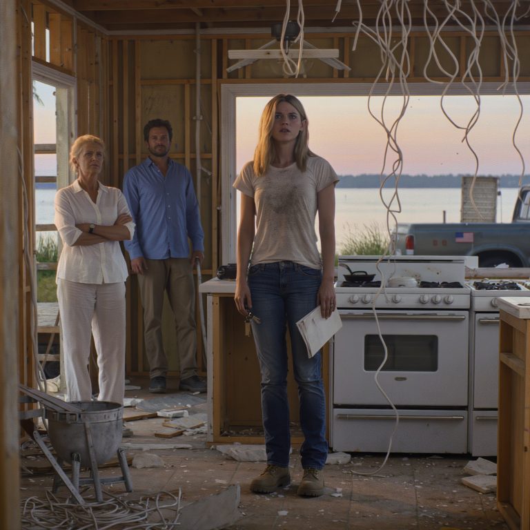 Przyjechałem do mojego domu nad jeziorem w Teksasie, spodziewając się trzech spokojnych dni z dala od cywilizacji… i wszedłem na teren rozbiórki, który moi rodzice potajemnie nakazali, żeby „przygotować go” na wprowadzenie się mojego brata.