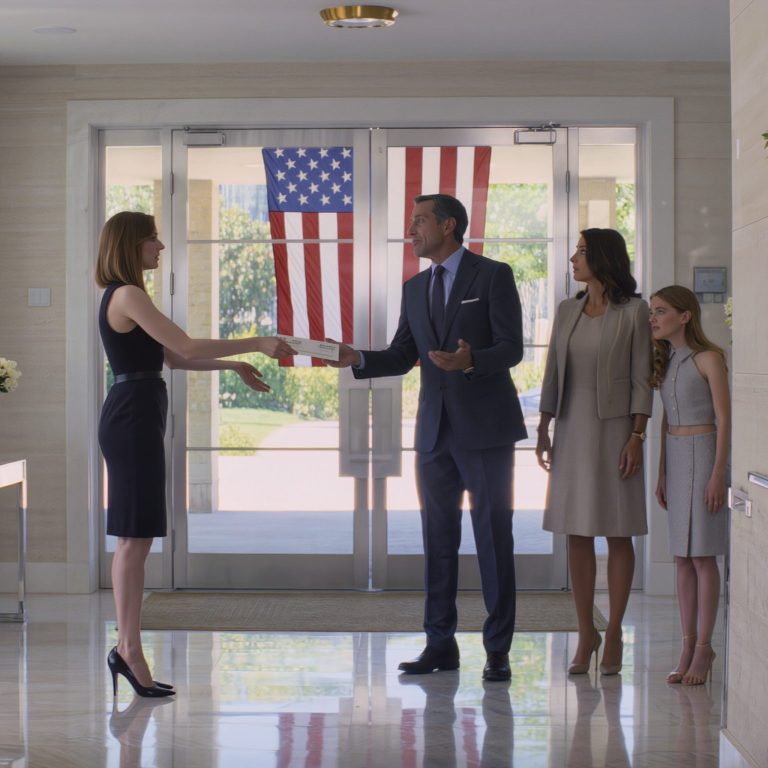 Mój tata kazał mi pójść na ślub mojej Złotej Siostry, grożąc anulowaniem czesnego. Nie miał pojęcia, że ​​potajemnie ukończyłem szkołę jako prymus i zarobiłem sześciocyfrową sumę. Tuż przed ceremonią spokojnie wręczyłem mu kopertę. KIEDY JĄ OTWORZYŁ…