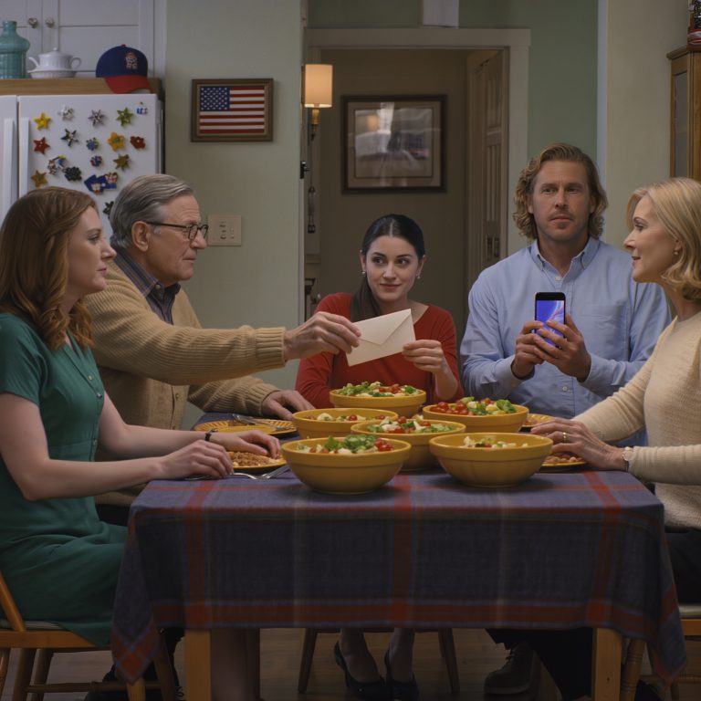 Podczas niedzielnego obiadu mój ojciec spokojnie powiedział: „Dałem już pieniądze na ślub twojej młodszej siostrze, zasługuje na bardziej prawdziwy ślub”. Nic nie powiedziałam, tylko cicho odwróciłam się, żeby spojrzeć na mojego narzeczonego. Wstał, wyjął telefon, spokojnie powiedział tylko jedno zdanie – i cały stół natychmiast ucichł.