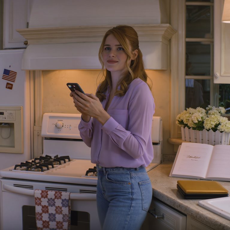 Po tym, jak zapłaciłem z własnej kieszeni za cały wystawny ślub mojej młodszej siostry, dostałem SMS-a od mamy: „Proszę, nie przychodź. Rodzina chce ślubu bez dramatów”. Moja siostra cicho zaatakowała. Odpowiedziałem: „Idealnie. Od teraz wszyscy możecie cieszyć się swoją „wolnością finansową”. Po drugiej stronie ekranu czat grupowy rozbłysnął śmiechem. Nie zdawali sobie sprawy, że to był punkt zwrotny.