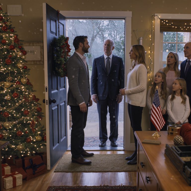 Moja rodzina próbowała opóźnić ślub mojej siostry, dopóki nie dowiedzieli się, kim jest mój mąż  Tata nie robił tego stopniowo. Nigdy tego nie robił. Po prostu wytarł ręce w ręcznik kuchenny, spojrzał mi prosto w oczy przez wysłużoną dębową wyspę i powiedział: „W ten weekend organizujemy przyjęcie zaręczynowe Brooke. Po prostu przesuń swój ślub”.  Przez chwilę myślałam, że go źle usłyszałam. Szum lodówki, ciche buczenie świetlówki nad zlewem, zapach cebuli wciąż stygnącej na patelni – wszystko to zaostrzyło się na krawędziach. Żołądek ścisnął mi się tak mocno, że miałam wrażenie, jakby powietrze uleciało z pokoju.  Ani razu nie zapytał, czy mogę to przenieść. Ani razu nie zapytał, co ta data dla mnie oznacza, ani ile wpłat już zniknęło z mojego konta.  Brooke, moja młodsza siostra, nie pomagała. Opierała się o lodówkę z tym swoim idealnym uśmiechem, kręcąc pierścionkiem, jakby grała w jakimś reality show, a nie stała w naszej mieszczańskiej kuchni na przedmieściach Ohio. Miała ten nonszalancki, gotowy do zdjęcia look – luźne fale, świeży manicure i sweter, który jakimś cudem się nie gniótł.  „W porządku, prawda?” – zapytała głosem nabrzmiałym sztuczną słodyczą. „Moje przyjęcie to wielkie wydarzenie dla rodziny”.  Rodzina.  Prawidłowy.  Chyba nie liczę się jako część tego.  Wpatrywałam się w tatę. Już odwrócił się do kuchenki, jakby wszystko było już ustalone. Mama udawała, że ​​płucze sałatę w zlewie, zgarbiona, jakby mogła schować się pod cienką, kwiecistą bluzką. Nikt na mnie nie patrzył, tak naprawdę. Byłam po prostu cicha, niezawodna, ta, która się dostosowuje.  Na ułamek sekundy poczułam na twarzy rumieniec. Dawna Haley – ta, która kiedyś łykała wszystko i i tak się uśmiechała – niemal z przyzwyczajenia się pojawiła. Zamiast tego wymusiłam inny rodzaj uśmiechu, powolny i spokojny, tak opanowany, że brwi Brooke drgnęły.  „Jasne” – powiedziałem lekko. „Rozumiem”.  Tata skinął głową z ulgą, jakby właśnie wynegocjował umowę biznesową, zamiast tratować mój ślub. Brooke uśmiechnęła się z zadowoleniem. Mama mruknęła coś o czasie i kalendarzach, nakładając talerze na stół, jakby chodziło o logistykę, a nie o lojalność.  Myśleli, że się przewrócę. Zawsze tak było.  Ale tej nocy wszystko się zmieniło.  Obiad wyglądał jak kolacja – tata opowiadał o jakimś dostawcy, który pomylił zamówienie w magazynie, mama pytała Brooke o kolory na jej przyjęcie zaręczynowe, jakby to była królewska koronacja. Nikt nie pytał mnie o mój dzień, o planowanie ślubu, ani o to, jak się czuję, dzieląc to, co miało być moim najważniejszym momentem w życiu, z kolejnym ważnym momentem Brooke.  Zawsze tak było. Kiedy Brooke próbowała grać w piłkę nożną w gimnazjum, mój recital fortepianowy został „przełożony”, żeby rodzina mogła być na jej pierwszym meczu. Kiedy dostałam się do Ohio State, a ona została cheerleaderką, mój list z potwierdzeniem przyjęcia leżał na ladzie pod stertą kuponów, podczas gdy mama i tata kupowali jej nowe mundury.  Brooke błyszczała; ja się dostosowałem. To była niepisana zasada.  Po kolacji opłukałam talerz, załadowałam zmywarkę i słuchałam śmiechu Brooke dochodzącego z salonu, podczas gdy ona i mama przeglądały na tablecie dekoracje zaręczynowe. Tata rozsiadł się w fotelu, skupiony już na podsumowaniu sportowym. Mogłabym tam zostać, niewidzialna, w swoim własnym domu.  Zamiast tego poszedłem na górę.  Znalazłszy się w swoim pokoju, zamknęłam drzwi i oparłam się o nie, a moje serce waliło w sposób, który nie miał nic wspólnego z datą ślubu, ale wszystko z dwudziestoma ośmioma latami, podczas których byłam traktowana jak dublerka.  Mój telefon zawibrował na stoliku nocnym. Kiedy go podniosłem, ekran zalały powiadomienia z czatu grupowego, którego nie rozpoznałem.  „Rodzina Jamesów – Wielkie wieści 🎉”  Zmarszczyłem brwi. Nie powinienem w ogóle być na tym czacie. Ktoś musiał mnie dodać przez przypadek – pewnie Brooke, za szybko przesuwając kciukiem po ekranie.  Otworzyłem.  Wiadomości latały.  Mama: Dobrze, że Haley się zgodziła. Jej ślub i tak byłby zbyt prosty.  Ścisnęło mnie w gardle.  Kendra, nasza kuzynka, która mieszkała trzy stany dalej, a mimo to jakimś cudem wiedziała o naszym życiu więcej niż ja kiedykolwiek: A do tego to nazwisko, które przyjmuje… Reeves. Czy to nie ma związku z czymś ważnym?  Moje serce się zatrzymało. Reeves.  Tata: Sprawdziłem. Rodzina Reevesów zajmująca się logistyką. Czy jej narzeczony naprawdę jest jednym z nich?  Brooke: Nie ma mowy. Haley by nam powiedziała.  Znów to samo. To założenie, że jeśli coś się liczy, Brooke dowie się pierwsza. Nie dlatego, że słuchała, ale dlatego, że wszechświat miał jej podsuwać wszystkie nagłówki.  Usiadłem na skraju łóżka, materac ugiął się pode mną. Nazwisko Reeves zawsze było szumem w tle w naszym mieście – ciężarówki z logo na autostradzie, artykuły o rekordowych zyskach, plotki o darowiznach na każdy większy oddział szpitala w promieniu osiemdziesięciu kilometrów. Logan nigdy nie przebijał się tym. Nadal jeździł starszym pick-upem z wgnieceniem na zderzaku od uderzenia w zagrodę wózków sklepowych. Nosił rozchodzone buty, a nie luksusowe mokasyny.  Dla mnie był po prostu Loganem.  Ale dla wszystkich innych nazwisko to coś znaczyło.  Otrzymano więcej wiadomości.  Ciocia Mel: Jeśli za niego wyjdzie, czy to nie sprawi, że ona też będzie Reevesem?  Dymki z pisaniem pojawiają się na czacie niczym fajerwerki.  Mama: Musimy z nią porozmawiać jak najszybciej.  Tata: To wszystko zmienia.  Brooke: A co jeśli jej ślub przyćmi moje zaręczyny?  Przyćmiewa.  Nie. Ona wychodzi za mąż za kogoś, kogo kocha.  Nie. Czy ona jest szczęśliwa?  A co jeśli to mnie dotknie?  Moje palce zawisły nad klawiaturą. Przez dwadzieścia osiem lat obserwowałem, jak moja rodzina przerabia każdą sytuację, by umieścić Brooke w centrum. Skurczyłem się, przekonany, że bycie niewymagającym ułatwia kochanie.  Logan nigdy nie prosił mnie, żebym był mały. Tej nocy, gdy znalazł mnie zepsutego na poboczu autostrady I-71 o jedenastej wieczorem, nie znał mojego nazwiska, tak jak ja nie znałem jego. Zobaczył tylko kobietę samotną z rozładowanym akumulatorem i został, dopóki samochód nie odpalił i nie wróciłem bezpiecznie do domu. Tym właśnie był dla mnie. Nie imieniem. Nie kontem bankowym. Mężczyzną, który pojawił się, gdy nikt inny nie odebrał telefonu.  Wpatrywałem się w czat rodzinny, w panikę i poczucie wyższości wylewające się z ekranu. Potem odpisałem.  Za późno. Wniosek o zawarcie związku małżeńskiego został już złożony. Wkrótce będę Haley Reeves.  Nacisnąłem „Wyślij”, zanim zdążyłem się od tego odwieść.  Czat został przerwany.  Całkowita cisza. Ani pisku przez prawie całą minutę.  Wpatrywałem się w ekran, a w uszach dudniło mi bicie serca. Po raz pierwszy w życiu rzuciłem jakąś informację bez jej wyciszenia, bez złagodzenia emocji, żeby wszyscy czuli się komfortowo.  Potem wiadomości zaczęły napływać jedna po drugiej.  Tata: Zejdź na dół. Już.  Wzięłam głęboki oddech, przeczesałam włosy dłonią i dostrzegłam swoje odbicie w lustrze. Brązowe oczy, trochę zmęczone nadgodzinami i nocnymi arkuszami kalkulacyjnymi. Miękka, niebieska koszulka z wyblakłym logo uczelni. Nie olśniewająca, nie wyreżyserowana. Po prostu ja.  „Dobra” – mruknęłam do siebie. „Zróbmy to”.  Zeszłam na dół z najspokojniejszym wyrazem twarzy w moim życiu.  Salon wydawał się inny, pełen energii. Brooke stała na środku dywanu, ściskając telefon, jakby ją zdradził. Mama siedziała na skraju kanapy, z pobielałymi kostkami palców ściskającymi poduszkę. Szczęka taty była tak zaciśnięta, że ​​widziałam, jak napinają się jej mięśnie.  Mama odezwała się pierwsza.  „Dlaczego nam nie powiedzieliście, kim on naprawdę jest?” – zapytała, a w jej głosie słychać było oburzenie i podziw.  Wzruszyłem ramionami. „Nigdy nie zależało ci na tyle, żeby zapytać”.  Brooke warknęła: „To może zepsuć mi weekend”.  Oczywiście.  Nie, gratulacje. Nie, cieszymy się z twojego szczęścia.  A co ze mną?  Uśmiechnęłam się powoli i spokojnie. „Nie, Brooke. Po prostu po raz pierwszy uświadomiłaś sobie, że nie jestem już najmłodsza w rodzinie”.  Tata przełknął ślinę. „Więc naprawdę wychodzisz za mąż za Reevesa?”  "Tak."  „I nie sądziłeś, że zasługujemy na to, żeby wiedzieć?”  „Och” – powiedziałem cicho. „Wkrótce dowiesz się wszystkiego”.  Ich zmieszanie było niemal rozkoszne. Nie dlatego, że chciałem, żeby ich skrzywdzili, ale dlatego, że po raz pierwszy zrozumiałem coś, czego oni nie rozumieli. Po raz pierwszy to ja dysponowałem informacją, miałem przewagę. Nie mieli pojęcia, że ​​Logan nie pochodził tylko z rodziny Reevesów. Był dziedzicem.  A w chwili, gdy moje nowe nazwisko pojawiło się w telefonach wszystkich ludzi, ich mały świat miał się wywrócić do góry nogami.  Tata krążył po salonie, jakby przygotowywał się do konferencji prasowej, a nie do rozmowy z własną córką. Mama ciągle załamywała ręce w rąbku swetra. Brooke patrzyła na mnie, jakbym osobiście ukradła jej blask reflektorów i podpaliła go.  „Haley” – powiedział w końcu tata – „musisz zrozumieć, jak to wygląda. Nazwisko twojego narzeczonego ma znaczenie. Wpływ…”  „Władza” – poprawiła mama.  „Moc” – powtórzyła Brooke, krzyżując ramiona.  Oparłam się o framugę drzwi, czując się dziwnie pewnie. „A dlaczego ci to przeszkadza?”  Brooke prychnęła. „Proszę, nie udawaj niewiniątka. Jeśli ludzie usłyszą, że wychodzisz za mąż za Reevesa, wszyscy będą mówić o twoim ślubie, podczas gdy mój będzie w toku. To dosłownie przeciwieństwo tego, czego potrzebujemy”.  I to było to. Prawda. Nie troska. Nie troska. Tylko ego.  Mama wtrąciła się, jej głos był łagodniejszy, ale nie mniej dosadny. „Nie mówimy, żebyś za niego nie wychodziła, kochanie. Mówimy tylko, że to nieodpowiedni moment. Może przełóż ogłoszenie na koniec imprezy u Brooke”.  Uniosłem brew. „Jakie ogłoszenie?”  Tata się zawahał. „Ten, który mówi, że nazwisko się zmienia. W internecie. W mediach społecznościowych. Ludzie gadają”.  Pokręciłam głową. „Myślisz, że planuję jakieś spektakularne ujawnienie? Naprawdę nie planowałam nikomu mówić. Miałam zamiar po prostu zmienić nazwisko w urzędzie komunikacji i dalej żyć swoim życiem”.  Brooke zmrużyła oczy. „To dlaczego nam nie powiedziałeś?”  „Bo” – powiedziałem cicho – „nigdy nie pytałeś. Nigdy nie zależało ci na tyle, żeby zapytać”.  Ich twarze się napięły. Nie pozwoliłem, by cisza trwała zbyt długo.  „I zanim cokolwiek powiesz” – ciągnąłem – „nie ożeniłem się dla pieniędzy ani statusu. Logan to facet, który naprawił mi samochód na poboczu autostrady o jedenastej wieczorem, kiedy nikt inny nie odebrał mojego telefonu. Tym właśnie on jest dla mnie”.  Tata mruknął: „Mimo wszystko. To Reeves”.  „Tak” – odpowiedziałem. „I ja też zaraz nim zostanę”.  Brooke tupnęła nogą. Tak, naprawdę tupnęła. „To niesprawiedliwe”.  Mama delikatnie złapała ją za ramię. „Kochanie, uspokój się”.  „Nie” – warknęła Brooke. „To mój weekend, a ona go psuje. Poproś ją, żeby przeniosła ślub”.  Wziąłem powolny oddech, czując, jak każda oznaka braku szacunku przekształca się we mnie w coś solidnego.  „Mój ślub” – powiedziałem ostrożnie – „się nie rusza. Ani o cal”.  Tata się wyprostował. „Haley, nie…”  Przerwałem. „Poprosiłeś mnie o poświęcenie czegoś, co jest dla mnie wszystkim, żeby Brooke mogła przeżyć swoją chwilę. Dobrze. Uśmiechnąłem się i zgodziłem się na górze. Ale nie przesunę daty”.  Twarz Brooke się skrzywiła. „Robisz to, żeby mnie przyćmić”.  Zaśmiałam się pod nosem. „Brooke, twoje przyjęcie zaręczynowe nie jest nawet w tym samym miesiącu co mój ślub. Jedyną osobą, która tworzy dramat, jesteś ty”.  Otworzyła usta, żeby znowu zaprotestować, ale zanim zdążyła to zrobić, w tylnej kieszeni zawibrował mój telefon.  LOGAN, widniał na ekranie.  Bez wahania odebrałem i przełączyłem na głośnik. „Hej.”  Jego głos brzmiał ciepło i spokojnie, wypełniając naładowany energią pokój. „Wszystko w porządku?”  Postawa taty zmieniła się natychmiast, jakby ktoś ważny właśnie przekroczył próg.  Uśmiechnąłem się. „Tak. Rozmawiamy.”  „Czy oni wiedzą?” zapytał Logan.  „Teraz już tak”, powiedziałem.  Zapadła krótka cisza. Potem Logan odetchnął. „Dobrze. Bo już powiedziałem moim rodzicom, a oni chcieliby poznać twoich, zanim jutro rano opublikują ogłoszenie rodzinne”.  Tata o mało się nie udławił własnym oddechem. Oczy mamy rozszerzyły się. Brooke wyglądała, jakby jej mózg właśnie się zrestartował.  „Ogłoszenie” – powtórzyła mama słabym głosem.  Logan kontynuował, wystarczająco głośno, żeby wszyscy mogli usłyszeć. „Tak. O dołączeniu Haley do rodziny Reevesów. Zespół PR już to przygotował”.  Zespół PR.  Kolana Brooke się ugięły; oparła się o poręcz sofy. Tata opadł na najbliższe krzesło, jakby nogi odmówiły mu posłuszeństwa.  Starałem się mówić spokojnie. „Brzmi dobrze. Będę tam”.  „Kocham cię” – powiedział Logan.  „Ja też cię kocham.”  Zakończyłem rozmowę.  Cisza rozprzestrzeniła się po salonie niczym dym.  Brooke pierwsza to przerwała. „Czy to się naprawdę dzieje?” wyszeptała.  „Och, tak” – powiedziałem cicho. „A ty nawet jeszcze nie widziałeś prawdziwej niespodzianki”.  Ich panika nie była już tak głośna. Była cicha, nerwowa i drżąca – dokładnie tak, jak czułam się za każdym razem, gdy mnie wypraszali, a ja siedziałam w swoim pokoju i słuchałam ich śmiechu na dole.  Tym razem równowaga została zachwiana.  Następnego ranka słońce ledwo co padło na okno w mojej sypialni, gdy mój telefon znów się rozświetlił. Tym razem nie chodziło tylko o czat rodzinny – chodziło o wszystko. Połączenia, nieodebrane połączenia, wiadomości głosowe, fala powiadomień z grupowych wiadomości, o których istnieniu zapomniałem.  Brooke: Czemu mi nie powiedziałeś, że rodzina Reevesów ma zespół PR?!  Mama: Kochanie, proszę, zadzwoń do nas. Musimy porozmawiać, zanim cokolwiek wyjdzie na jaw.  Tata: Musimy się spotkać dziś rano. Pilne.  Pilny.  Zabawne, jak wszystko staje się pilne, gdy zdają sobie sprawę, że jestem ważny.  Ubierałam się powoli. Naturalny makijaż, delikatne fale, prosta niebieska bluzka i ciemne dżinsy. Nic ekstrawaganckiego, tylko tyle, żeby wyglądać jak ktoś, kto nie potrzebuje już niczyjej aprobaty.  Kiedy zeszłam na dół, tata już czekał w salonie, jakby ćwiczył przemowę. Mama siedziała sztywno obok niego, z dłońmi splecionymi tak mocno na kolanach, że aż zbielały jej kostki. Brooke chodziła po pokoju jak chomik po espresso.  W chwili, gdy Brooke mnie zobaczyła, rzuciła się naprzód.  „Wiesz, co mówią ludzie?” – zapytała. „Rozumiesz, jak to na mnie wpływa?”  Uniosłam brew. „Nikt jeszcze nic nie wie. Ogłoszenie nie zostało jeszcze rozesłane”.  „Ale tak się stanie” – warknęła. „I wszyscy będą myśleć, że twój ślub jest ważniejszy niż moje zaręczyny”.  Tłumaczenie:ważniejszy ode mnie.  Mama pochyliła się, próbując złagodzić żądanie. „Kochanie, prosimy cię tylko, żebyś odłożyła publiczne ogłoszenie do czasu po imprezie u Brooke”.  Zaśmiałem się lekko. Wyszło to ostrzej, niż zamierzałem. „Prosisz mnie, żebym znowu był niewidzialny”.  Tata ciężko westchnął. „Nie próbujemy uczynić cię niewidzialną, Haley”.  „Tak” – powiedziałem spokojnie – „jesteś. I za każdym razem, gdy prosiłeś mnie, żebym się skurczył, robiłem to. Już nie”.  Tata znów otworzył usta, szukając jakiegoś usprawiedliwienia, ale zanim zdążył cokolwiek wymyślić, ktoś zapukał do drzwi wejściowych.  Trzy powolne, autorytatywne pukania.  Brooke zbladła. „O mój Boże. Kto to jest?”  Tata wstał, jakby spodziewał się, że ekipa filmowa będzie czekać na zewnątrz. Wygładził koszulę, odchrząknął i otworzył drzwi.  Zamarł.  W eleganckim granatowym garniturze stał Nathan Reeves, patriarcha rodziny Reevesów. Ojciec Logana. Obok niego stał Logan, wyglądający na pewnego siebie w szarej marynarce i koszuli z rozpiętym kołnierzykiem, z rękami nonszalancko schowanymi w kieszeniach, jakby to była najnaturalniejsza rzecz na świecie.  Głos taty się załamał. „P–pan Reeves.”  Nathan uśmiechnął się uprzejmie. „Proszę, mów mi Nathan.”  Mama jęknęła, jakby do pokoju dopiero co powrócił tlen. Brooke opadła szczęka tak mocno, że prawie uderzyła o podłogę.  Zrobiłem krok naprzód. Wyraz twarzy Logana złagodniał w chwili, gdy mnie zobaczył.  „Dzień dobry” – mruknął, pochylając się, by pocałować mnie w czoło.  Prosta czułość w obecności mojej rodziny była jak postawienie granicy. Nie byłam już tylko ich najstarszą córką, unoszącą się na krawędziach rodzinnych zdjęć. Byłam kimś, kogo ktoś inny już wybrał, w pełni i bez wahania.  Nathan wszedł do środka, lustrując pomieszczenie spokojem doświadczonego prezesa, który widział każdy rodzaj chaosu, jaki sala konferencyjna mogła mu zafundować. Przyjrzał się wszystkiemu – niedopasowanym meblom, zdjęciom rodzinnym na ścianie, gdzie ramy wypełniały osiągnięcia Brooke, a moje były głównie grupowe.  „Dziękujemy za spotkanie w tak krótkim czasie” – powiedział Nathan ciepłym, ale spokojnym głosem. „Chcieliśmy zrobić wszystko jak należy”.  Tata przełknął ślinę. „Oczywiście. Proszę wejść. Proszę usiąść.”  Wszyscy usiedli. No, wszyscy oprócz Brooke, która krążyła za mamą, jakby miała zemdleć.  Nathan delikatnie położył dłonie na kolanie. „Jak zapewne słyszeliście, nasz rodzinny dział PR planuje opublikować krótką informację dotyczącą zbliżającego się ślubu Haley z moim synem”.  Mama nerwowo spojrzała w oczy. „Małe ogłoszenie?”  „Tak” – odpowiedział uprzejmie Nathan. „Tylko formalne potwierdzenie. Nic nadzwyczajnego”.  Tata odchrząknął. „Jesteśmy zaszczyceni. Naprawdę zaszczyceni. Po prostu nie byliśmy przygotowani. Nie wiedzieliśmy…”  Logan spojrzał na mnie, zanim powiedział: „Haley nie zawsze czuła się tu wspierana”.  Cisza zapadła w pokoju niczym kamień.  Tata zaczął się bronić, ale Nathan podniósł rękę — uprzejmie, ale stanowczo.  „Nie chcę się wtrącać w sprawy osobiste” – powiedział Nathan. „Ale chcę, żebyś to zrozumiał. Mój syn wybrał Haley ze względu na to, kim jest, a nie ze względu na nasze nazwisko. Jej dobroć, poczucie odpowiedzialności, siłę – bardzo to cenimy”.  Poczułem ucisk w piersi. Nikt nigdy nie mówił o mnie w ten sposób w obecności mojej rodziny.  Brooke zamrugała gwałtownie. „Cóż, nie wiedzieliśmy. Nie powiedziała nam.”  Nathan spojrzał na nią łagodnym, niemal ojcowskim spojrzeniem. „Szacunek nie wymaga znajomości czyjegoś statusu” – powiedział. „Wymaga, by cenić go bezwarunkowo”.  Wzrok taty spłynął na podłogę. Ramiona mamy napięły się. Brooke nie miała odpowiedzi.  Logan wsunął swoją dłoń w moją. „Nie jesteśmy tu po to, żeby stwarzać problemy” – dodał cicho. „Po prostu chcemy uczciwości w przyszłości”.  Nathan skinął głową. „Chcielibyśmy, aby obie rodziny uczestniczyły w tym procesie z wzajemnym szacunkiem”.  Przez chwilę nikt się nie odzywał. Tykanie zegara na ścianie stawało się coraz głośniejsze.  Tata w końcu odetchnął. „Masz rację” – powiedział powoli. „Masz absolutną rację”.  Zwrócił się do mnie. „Haley… nie traktowaliśmy cię uczciwie. Przepraszam”.  Słowa były sztywne, ale prawdziwe.  Mama dodała łamiącym się głosem: „Powinniśmy byli bardziej cię docenić. Naprawdę cię widzieliśmy”.  Brooke zawahała się, po czym zrobiła krok naprzód. „Ja też przepraszam” – wyszeptała. „Byłam zazdrosna. Nie powinnam. Po prostu… myślałam, że jeśli nie będę faworytką, to będę nikim”.  Wstrzymałem oddech na chwilę, zanim odpowiedziałem. „Dziękuję” – powiedziałem cicho. „Doceniam przeprosiny. Ale musisz coś zrozumieć”.  Wszyscy na mnie spojrzeli.  „Już nie będę się tak umniejszać” – powiedziałem. „Nikomu. Nawet rodzinie”.  Logan ścisnął moją dłoń. Nathan uśmiechnął się, jakby właśnie obserwował kogoś, kto z powodzeniem stanął na wysokości zadania w sali konferencyjnej pełnej niedowiarków.  Tata powoli skinął głową. „Masz rację. Zasługujesz na więcej”.  Brooke westchnęła. „Więc… co teraz?”  Wziąłem głęboki oddech. „Teraz ty skup się na zaręczynach, a ja na ślubie. Bez rywalizacji. Bez braku szacunku. Tylko rodzina. Jeśli mamy to naprawić, musimy zacząć od tego”.  Dziwnie było to wymawiać, jakby słowo rodzina w końcu zaczęło dla mnie oznaczać coś, z czym będę mogła żyć.  Nathan wstał. „Wygląda na to, że obie rodziny będą miały przed sobą dobry rok” – powiedział.  Tata uścisnął mu dłoń obiema dłońmi. Mama zaskoczyła mnie, nagle mnie przytulając, jej ramiona były napięte i lekko drżące. Brooke dołączyła do niej po długiej przerwie. Nasze ramiona niezręcznie się zetknęły, zanim ułożyły w coś, co wydawało się niemal naturalne.  Po raz pierwszy od lat wydawało się to autentyczne.  Logan pochylił się i szepnął mi do ucha: „Mówiłem, że wszystko się zmieni”.  Uśmiechnęłam się. „Tak. Nie mówiłeś mi, że będzie tak przyjemnie”.  Dni poprzedzające przyjęcie zaręczynowe Brooke były zaskakująco spokojne. Prawie surrealistyczne.  Nikt nie prosił mnie o zmianę daty ślubu. Nikt nie żartował, że „czekam na swoją kolej” albo „pozwolę Brooke zabłysnąć”. Mama skontaktowała się z osobą kontaktową rodziny Reevesów, zadając przemyślane pytania zamiast tych pełnych paniki. Tata zaczął włączać mnie do rozmów, zamiast zagłuszać.  A Brooke… próbowała.  Pewnego popołudnia, około tygodnia przed swoim przyjęciem, zapukała do drzwi mojej sypialni.  „Proszę” – zawołałem, spodziewając się kolejnego pytania o kwiaty lub playlisty.  Weszła do środka, okręcając pierścionek zaręczynowy wokół palca. „Chcesz… pójść ze mną do krawcowej?” zapytała. „Po moją sukienkę? To znaczy, nie musisz, ale pomyślałam… może moglibyśmy to zrobić razem”.  Rok temu to zaproszenie nigdy by się nie pojawiło. Opublikowałaby selfie w garderobie i oznaczyła mamę, zanim bym się zorientowała, że ​​wyszła z domu.  „Tak” – powiedziałem, odkładając laptopa. „Chciałbym”.  W małym zakładzie krawieckim w centrum miasta patrzyłam, jak staje na postumencie przed lustrem. Miękka, liliowa tkanina opinała jej figurę, a spódnica była rozkloszowana na tyle, by czuć się w niej wyjątkowo. Wyglądała pięknie.  „Wyglądasz niesamowicie” – powiedziałem szczerze.  Spojrzała mi w oczy w lustrze. „Ciągle myślę o tym, co powiedział Nathan” – mruknęła, gdy krawcowa spinała brzeg. „O szacunku. Chyba nigdy ci go nie okazywałam. Naprawdę.”  Wzruszyłam ramionami, czując się nieco nieswojo z powodu tej surowości. „Byliśmy dziećmi. Potem po prostu… trzymaliśmy się swoich ról”.  „Cóż” – powiedziała stanowczym tonem – „nie chcę już tych ról. Chcę siostry, a nie rywalki”.  Coś rozluźniło się w mojej piersi.  Rano w dniu przyjęcia zaręczynowego mama zapukała do drzwi mojego pokoju delikatnie i ostrożnie, jakby nie była pewna, czy ma do tego prawo.  „Proszę wejść” powiedziałem.  Zajrzała do środka, trzymając pastelową torbę prezentową. „Mam coś dla ciebie” – powiedziała.  Zamrugałam. „Dla mnie?”  Skinęła głową i podeszła bliżej. „Tylko mały prezent. Uświadomiłam sobie, że przez tyle lat celebrowałam wszystkich wokół, a ciebie ledwo widywałam. Próbuję to naprawić”.  W środku torebki znajdowała się delikatna srebrna bransoletka, prosta i piękna, z wygrawerowanym jednym słowem:  Kochany.  Ścisnęło mnie w gardle. „Dziękuję, mamo.”  Przytuliła mnie. Naprawdę. „Zawsze byłaś” – wyszeptała. „Po prostu tego nie okazywałam”.  Przyjęcie zaręczynowe odbyło się w rodzinnym klubie, do którego jeździliśmy każdego lata w dzieciństwie – miejscu, gdzie Brooke zawsze wygrywała konkurs na strzelnicę z armaty, a ja zawsze zgłaszałem się na ochotnika do pomocy w sprzątaniu. Tego wieczoru migoczące lampki oplatały belki, świece migotały na każdym stole, a kompozycje kwiatowe przemieniły salę w coś, co wyglądało jak z rozkładówki w magazynie.  Brooke wyglądała olśniewająco w delikatnym liliowym kolorze, po raz pierwszy promieniejąc ekscytacją zamiast niepewności. Kiedy przyjechałem z Loganem, wszystkie głowy odwróciły się.  Nie z powodu nazwiska.  Ponieważ weszliśmy pewni siebie, zjednoczeni i szczęśliwi.  Brooke podbiegła pierwsza. „Przyszedłeś” – powiedziała, jakby nie miała żadnych wątpliwości.  Zaśmiałam się. „To twój dzień. Oczywiście, że tak.”  Przygryzła wargę. „Chciałam też z tobą porozmawiać, zanim wszystko się zacznie”.  Odsunęliśmy się od jednego z ozdobnych łuków. Nad nami świeciły latarnie, rzucając ciepłe światło na jej zdenerwowany wyraz twarzy.  „Byłam dla ciebie okropna” – powiedziała drżącym głosem. „Nie zasłużyłaś na nic takiego. Tak bardzo pochłonęło mnie dążenie do bycia faworytką, że zapomniałam, że jesteś moją siostrą, a nie moją rywalką”.  Powoli wypuściłem powietrze. „Po prostu chciałem szacunku” – powiedziałem. „To wszystko, czego kiedykolwiek potrzebowałem”.  „Masz je teraz” – powiedziała stanowczo. „I już go nie stracisz. Nie ode mnie”.  Przytuliliśmy się i po raz pierwszy odkąd jako dzieci budowaliśmy forty na podwórku, wydawało się to prawdziwe.  W połowie imprezy tata wszedł na małą scenę obok stanowiska DJ-a i dotknął mikrofonu. Muzyka przycichła. Rozmowy ucichły.  „Chcę coś powiedzieć” – zaczął.  Serce mi się ścisnęło. Stare instynkty przygotowały się na dwuznaczny komentarz albo głuchy żart.  Zamiast tego zwrócił się w moją stronę.  „Haley” – powiedział, a mikrofon wzmocnił moje imię w sposób, w jaki rzadko było wzmacniane w naszej rodzinie. „Nie zawsze traktowaliśmy cię jak silną i zdolną kobietę, jaką jesteś. Myliliśmy się i chcę, żeby wszyscy tutaj wiedzieli, że jesteśmy z ciebie niesamowicie dumni”.  W pomieszczeniu zapadła pełna zdumienia cisza, gdy goście zerkali w moją stronę.  Tata kontynuował: „Z radością witamy rodzinę Reevesów w naszym gronie. Logan, twoi rodzice, cała twoja rodzina – dziękujemy za to, że doceniacie naszą córkę tak, jak na to zasługuje”.  Logan ścisnął moją dłoń, gdy ludzie wokół zaczęli klaskać. Nie grzecznie. Nie sztywno. Ciepło.  Brooke nawet gwizdnęła.  Tata zszedł ze sceny i podszedł prosto do nas. Położył mi rękę na ramieniu.  „Mówię poważnie” – powiedział cicho. „Od teraz będziemy działać lepiej”.  „Dziękuję” – wyszeptałem.  Później, gdy impreza nabrała łagodnego tonu, rozbrzmiewała cicha muzyka i cichy śmiech, Logan i ja wyszliśmy na balkon. W dole migotały światła miasta, a powietrze było ciepłe i przyjemne.  Odgarnął mi luźny kosmyk włosów za ucho. „Więc” – zapytał – „myślisz, że twoja rodzina przetrwa połączenie z moją?”  Zaśmiałem się, a dźwięk był lżejszy niż od miesięcy. „Przyzwyczają się”.  Logan nachylił się bliżej. „A ty? Jak się masz?”  Spojrzałem przez szklane drzwi na moją rodzinę – śmiejącą się, rozmawiającą, traktującą mnie jak swoje dziecko.  „W porządku” – powiedziałem cicho. „Naprawdę dobrze”.  Logan pocałował mnie w czoło. „Zasłużyłaś na ten spokój, Haley”.  Uśmiechnęłam się. „I nowe nazwisko”.  Uśmiechnął się. „Pani Reeves, już wkrótce”.  „Wkrótce” – powtórzyłem.  Staliśmy tam spokojnie, trzymając się za ręce, podczas gdy wiatr kołysał nas, unosząc ze sobą resztki dawnej goryczy.  Po raz pierwszy w życiu nie byłam dziewczyną pomijaną. Byłam kobietą, która postawiła na swoim, zdobyła szacunek, zajęła swoje miejsce i mimo to odeszła z miłością.  Nie zemsta, która niszczy, lecz zemsta, która ostatecznie leczy.  W kolejnych tygodniach życie wkroczyło w nowy rytm – taki, w którym mój telefon wibrował od SMS-ów od rodziców z pytaniami o mój dzień, nie tylko Brooke. W czatach grupowych moje imię liczyło się bardziej niż liczba uczestników.  Planowanie ślubu, kiedyś zajęcie, którym zajmowałam się w przerwach na lunch, stało się wspólnym tematem, a nie czymś drugorzędnym.  Pewnego niedzielnego popołudnia mama rozłożyła próbki kwiatów na kuchennym stole. „Co o tym myślisz?” zapytała. „Kolory oczywiście zależą od ciebie, ale pomyślałam, że może poszlibyśmy razem pooglądać kwiaty”.  Był czas, kiedy wyrok ten zostałby wydany na Brooke.  „Chciałbym” – powiedziałem.  W kwiaciarni uniosła białe piwonie i delikatne, niebieskie ostróżki, a jej oczy rozbłysły. „Przypominają mi ciebie” – powiedziała. „Spokojne, ale… silne. Nie wyglądają imponująco, dopóki nie połączysz ich wszystkich razem, a wtedy nie możesz przestać na nie patrzeć”.  Przełknęłam gulę w gardle. „Dzięki, mamo.”  Brooke też poszła z nami, przeglądając książkę inspiracji. „Wiesz” – powiedziała – „jeśli zdecydujesz się na błękit, poprawię sukienkę druhny, żeby nie kolidowały. Naprawdę chcę, żebyś tego dnia olśniewała”.  Uśmiechnęłam się. „Oboje będziemy błyszczeć. Tylko… na różne sposoby”.  Skinęła głową i po raz pierwszy w jej zgodzie nie było cienia presji.  Rodzina Logana wkroczyła w moje życie z czymś w rodzaju rzeczowego ciepła, które mnie rozbrajało. Jego mama, Claire, zaprosiła mnie pewnego wieczoru na herbatę i recenzję segregatora ślubnego. Spodziewałam się eleganckiej, onieśmielającej perfekcji, a ona otworzyła drzwi w spodniach do jogi i niedbałym koku, z mąką na przedramieniu od pieczenia chleba.  „Haley, kochanie” – powiedziała, przyciągając mnie do siebie. „Wejdź. Logan jest na podwórku i udaje, że umie grillować. Pozwólmy mu na chwilę pofantazjować”.  Jej salon był piękny, owszem – wysokie sufity, oprawione obrazy, meble, na których nie odważyłbyś się postawić stopy – ale w kącie stały też zabawki dla psów, a na oparciu sofy leżał koc. Pieniądze były, ale i życie.  „Chciałam z tobą porozmawiać” – powiedziała Claire, kiedy siedzieliśmy przy kuchennej wyspie, kartkując jej schludnie uporządkowany segregator. „O granicach”.  Zamrugałem. „Granice?”  Uśmiechnęła się. „Widziałam, jak Nathan rozwijał firmę od pojedynczej ciężarówki do całej floty. Widziałam, jak pozwalał ludziom sobą pomiatać na początku, bo myślał, że musi. Aż pewnego dnia zdał sobie sprawę, że jeśli nie wyznaczy granic, inni będą decydować o jego życiu. Widzę w tobie coś z tego”.  Poczułem, jak gorąco podchodzi mi do karku. „Tak” – powiedziałem cicho. „Długo pozwalałem innym pisać scenariusz”.  Claire ścisnęła moją dłoń. „Nie tylko wchodzisz do tej rodziny, Haley. Wchodzisz w spółkę – z Loganem i z nami. Nie oczekujemy perfekcji. Oczekujemy, że będziesz robić to, co robiłaś w salonie z rodzicami. Odezwij się. Powiedz, czego potrzebujesz. Będziemy cię wspierać”.  To był ten rodzaj wsparcia, którego na początku nie umiałem utrzymać. Ale się uczyłem.  Gdy zbliżał się dzień ślubu, tata zrobił mi niespodziankę, biorąc pół dnia wolnego w pracy, aby pójść na zakupy po garnitur.  „Chcę wyglądać dobrze, prowadząc cię tą alejką” – powiedział szorstko.  W sklepie z odzieżą męską bawił się próbkami krawatów i spinkami do mankietów, zadając sprzedawcy więcej pytań niż kiedykolwiek wcześniej, dotyczących czegokolwiek innego niż dostawa.  „Jak w ogóle poznaliście się z Nathanem?” – zapytałam, gdy pociągnął mnie za rękaw granatowej marynarki.  Parsknął krótkim śmiechem. „Raz przyszedł do magazynu. Chciał zobaczyć, jak jeden z naszych dostawców radzi sobie z dystrybucją. Myślałem, że to kolejny korporacyjny facet w garniturze, dopóki nie zaczął przenosić pudeł z ekipą. Nie znałem nawet jego nazwiska, dopóki ktoś mnie nie odciągnął na bok i nie wyszeptał. Traktowałem go jak zwykłego człowieka. Chyba to do niego przylgnęło”.  Spojrzałam na niego. „Nigdy mi tego nie mówiłeś”.  Wzruszył ramionami, wyglądając niemal na zawstydzonego. „Nie sądziłem, że to ma znaczenie. Jestem tylko facetem, który utrzymuje ciężarówki w ruchu”.  „To ma znaczenie” – powiedziałem. „Dla mnie”.  Odchrząknął. „Cóż. Może oboje przez długi czas nie mówiliśmy sobie o tym, co ważne”.  W wieczór poprzedzający ślub zorganizowaliśmy małą kolację próbną w restauracji w centrum miasta. W niczym nie przypominała ona efektownych przyjęć, jakie widywałam w filmach – żadnych zimnych ogni, żadnych choreograficznych przemówień. Tylko rodzina, bliscy przyjaciele i mnóstwo grissini.  Po deserze Logan stuknął widelcem w kieliszek.  „Chcę coś powiedzieć” – powiedział.  Jęknęłam. „Logan, nie planowaliśmy dziś przemówień”.  Uśmiechnął się. „Improwizuję”.  Stał z rękami luźno opuszczonymi wzdłuż ciała, wzrokiem lustrował twarze wokół stołu — moi rodzice, Brooke i jej narzeczony, jego rodzice, garstka przyjaciół, którzy pojawili się na długo przed tym, zanim nazwisko Reeves pojawiło się w ogóle.  „Kiedy poznałem Haley” – zaczął – „nie znałem jej rodziny. Nie znałem jej nazwiska. Wiedziałem tylko, że kiedy jej samochód nie chciał zapalić na poboczu autostrady, i tak przepraszała mnie za to, że „utrudniła mi wieczór”. Taka właśnie jest. Kimś, kto myśli najpierw o wszystkich innych, nawet gdy sama stoi w ciemności”.  Oczy mnie piekły.  „Przez wiele lat wierzyła, że ​​to sprawia, że ​​łatwo ją przeoczyć” – kontynuował. „Ale to, co widziałem w ciągu ostatnich kilku miesięcy – sposób, w jaki stała w tym salonie, sposób, w jaki wyznaczała granicę, a jednocześnie zostawiała ludziom miejsce, by mogli ją przekroczyć – to siła. To wdzięk. To kobieta, z którą jutro się ożenię”.  Uniósł kieliszek. „Za Haley. Za to, że wybrała siebie i wciąż wybiera miłość”.  Wszyscy powtórzyli toast. Nawet Brooke.  Po kolacji, gdy ludzie wyszli na parking, tata został z tyłu. „Idziesz ze mną do ciężarówki?” zapytał.  Nocne powietrze było chłodne, latarnie rzucały długie cienie na chodnik. Wsunął ręce do kieszeni i odchrząknął.  „Myślałem o tej pierwszej nocy” – powiedział. „Kiedy powiedziałem ci, żebyś przeniosła ślub. Brzmiałem jak mój stary”.  Spojrzałem na niego. Słyszałem mnóstwo historii o moim dziadku – żadna nie była ciepła.  „Mówił coś w stylu: »To tylko jeden mecz, możesz go opuścić«, kiedy ja grałem mistrzostwa, a twoja ciotka miała recital fortepianowy. Nigdy nie pytał. Po prostu decydował”.  Zatrzymał się obok swojej ciężarówki, metal chłodno trzymał go w dłoni. „Powiedziałem sobie, że będę inny. A potem otworzyłem usta i z moich ust wydobyły się jego słowa”.  „Wiem” – powiedziałem cicho.  Spojrzał na mnie, jego oczy błyszczały. „Jestem z ciebie dumny, że mnie nie posłuchałeś”.  Mój śmiech był stłumiony. „To może być pierwszy raz.”  „Tak” – powiedział z uśmiechem. „Mam nadzieję, że to nie ostatni raz, jeśli mam być idiotą”.  W poranek ślubu obudziłam się przed budzikiem. Promienie słońca przebijały się przez zasłony w moim pokoju z dzieciństwa, malując delikatny pas na ścianie, gdzie wciąż wisiały moje stare dyplomy ukończenia liceum.  Przez chwilę leżałem tam, wsłuchując się w dom – skrzypienie desek na korytarzu, cichy stukot garnków na dole, szmer głosów rodziców. Czułem się jak w każdą inną sobotę, a jednocześnie jak oś całego mojego życia.  Brooke wpadła godzinę później, już w połowie ubrana w suknię druhny i ​​z włosami nawiniętymi na wielkie wałki.  „Wstawaj” – powiedziała, rzucając się na łóżko. „Dziś oficjalnie masz wyższą rangę ode mnie”.  Jęknęłam. „Jestem prawie pewna, że ​​małżeństwa tak nie działają”.  „W tej rodzinie tak” – powiedziała z uśmiechem. Potem jej wyraz twarzy złagodniał. „W porządku?”  Skinąłem głową. „Ku mojemu zaskoczeniu, tak.”  Mama pojawiła się w drzwiach, z wilgotnymi już oczami. „Zrobiłam twoje ulubione śniadanie” – powiedziała. „Jeśli nie denerwujesz się, żeby jeść”.  Na dole, w kuchni pachniało cynamonem i kawą. Tata zamienił swój zwykły T-shirt na koszulę, której jeszcze nie zapiął. Podniósł wzrok, kiedy weszłam, i przez ułamek sekundy zobaczyłam to samo, co on – jego najstarszą córkę, z upiętymi włosami, w starym T-shircie zamienionym na biały szlafrok, stojącą w tym samym pokoju, w którym kiedyś jadła płatki o szóstej rano przed szkolnym autobusem.  Przełknął ślinę. „Dzień dobry, dzieciaku.”  "Poranek."  Przesunął po stole małe pudełko. „Dla ciebie.”  W środku znajdował się prosty złoty naszyjnik z maleńką zawieszką w kształcie kompasu.  „Żebyś zawsze wiedział, dokąd zmierzasz” – powiedział cicho. „I żebyś pamiętał, że nie musisz podążać za niczyją mapą”.  Łzy zamazały mi obraz. „Tato…”  Odchrząknął szorstko. „Nie każ mi płakać, zanim nie wypiję kawy. Twoja mama nigdy mi tego nie daruje”.  Reszta poranka upłynęła nam na plątaninie lakieru do włosów, pędzli do makijażu, zapinaniu zamków błyskawicznych i guzików oraz drobnych poprawek. W miejscu spotkania – odnowionym ceglanym magazynie ozdobionym lampkami choinkowymi – Claire powitała nas termosem z herbatą i kojącym uśmiechem.  „Odetchnij” – przypomniała mi, gdy fotograf robił zdjęcia mojej sukni wiszącej w oknie. „Najtrudniej było wybrać siebie. Ta część to po prostu impreza”.  W apartamencie dla nowożeńców Brooke pomogła mi zapiąć zamek sukni. Koronka opinała moje ramiona; spódnica rozpływała się w miękkim, nieważkim kłębie.  „Wyglądasz obłędnie” – powiedziała, a jej oczy błyszczały. „Jakiś taki głupio-piękny. Prawie się wkurzyłam”.  Zaśmiałam się. „Ty też wyglądasz olśniewająco”.  Poprawiła mi welon, a potem odsunęła się. „Hej” – powiedziała cicho. „Dziękuję, że mnie nie odtrąciłaś. Mogłaś. Po tym wszystkim”.  „Myślałam o tym” – przyznałam. „Ale potem zdałam sobie sprawę… gdybym cię odrzuciła, tkwiłabym w tej samej historii. Chciałam nowej”.  Skinęła głową. „Piszemy to”.  Gdy nadszedł czas, tata zapukał do drzwi.  „Gotowa?” zapytał.  Wziąłem go pod ramię, a moja dłoń wpasowała się w znajome zgięcie jego łokcia. „Tak” – powiedziałem. „Tak”.  Drzwi się otworzyły.  Na ułamek sekundy wszystko ucichło. Światło wpadało przez wysokie okna magazynu, oświetlając szkło, kwiaty i twarze zwrócone w naszą stronę. Zobaczyłam mamę w pierwszym rzędzie, z chusteczkami w dłoni. Claire i Nathan siedzieli obok niej, z łagodnymi i dumnymi minami. Logan stał na końcu przejścia, wpatrując się we mnie.  Każdy krok był jak odrywanie się czegoś starego. Dziewczyna, która zawsze zmieniała partnera, plany, serce, żeby zadowolić wszystkich innych – ta dziewczyna doprowadziła mnie tak daleko. Ale to nie ona szła do ołtarza.  Kobieta, która nauczyła się mówić „nie” z miłością, stawiać granice bez trzaskania drzwiami, upierać się przy swoim miejscu przy stole — ta kobieta zajęła miejsce obok mężczyzny, który dostrzegł ją w ten sposób na długo, zanim ktokolwiek inny to zobaczył.  Sama ceremonia była prosta. Przysięgi spisaliśmy sami, obietnice mniej związane z imionami, a bardziej z wzajemnym wspieraniem się, gdy na autostradzie panuje ciemność, a wszyscy inni śpią.  „Obiecuję” – powiedział Logan głosem pewnym, ale ochrypłym – „że nigdy nie będę cię prosił, żebyś była mniejsza, niż jesteś. Że będę przy tobie, kiedy zajmiesz miejsce, na które zawsze zasługiwałaś”.  Obiecałem mu, że zrobię to samo – nie jako Reeves, nie jako spadkobierca, ale jako człowiek, który wciąż zatrzymuje się przy unieruchomionych samochodach na autostradzie międzystanowej.  Kiedy urzędnik ogłosił nas mężem i żoną, oklaski, które rozległy się wokół nas, brzmiały inaczej niż jakikolwiek dźwięk, jaki kiedykolwiek słyszałam na rodzinnym spotkaniu. Nie były to odgłosy ludzi wykonujących gesty radości do zdjęć.  To było prawdziwe.  Na przyjęciu tata po raz kolejny ukradł mikrofon. Stare nawyki trudno zwalczyć, ale tym razem nie było w tym nic ostrego.  „Kiedy Haley była mała” – powiedział – „ustawiała swoje pluszaki w rzędzie i dawała każdemu sprawiedliwy dostęp do pierwszego rzędu. Dopiero niedawno zdałem sobie sprawę, że nie robiłem tego samego dla moich dzieci”.  Spojrzał na mnie z błyszczącymi oczami. „Dziś nie odchodzę po prostu z zięciem, którego rodzina obsługuje połowę ciężarówek na autostradzie. Odchodzę z córką, która w końcu zna swoją wartość – i która była wystarczająco silna, żeby nauczyć mnie, jak to dostrzec. Przepraszam, że tak długo to trwało”.  Uniósł kieliszek. „Za Haley i Logana. Za to, że sobie lepiej radzą, nawet późno. I za to, że nigdy więcej nie prosili tej kobiety o zmianę randki”.  Śmiech rozległ się po sali. Ja też się śmiałem, bo jakoś przestał mnie boleć.  Później, gdy noc się przerzedziła, a DJ przestawił na wolniejsze utwory, wyszedłem na ten sam balkon, na którym staliśmy z Loganem na przyjęciu zaręczynowym Brooke. Światła miasta mrugały w dole niczym sto małych „tak”.  Logan objął mnie w talii od tyłu i oparł brodę na moim ramieniu.  „Żonaty” – powiedział, jakby sprawdzał to słowo na języku.  „Żonaty” – powtórzyłem.  „Wiesz” – dodał – „wciąż myślę o tym, jak to wszystko się zaczęło. Rozładowany akumulator. Rodzina, która nie zadała wystarczająco dużo pytań. Kobieta, która o mało nie odłożyła własnego ślubu na bok, bo tak ją nauczono”.  Oparłam się o niego. „I mężczyzna, który jej na to nie pozwolił”.  „Hej” – powiedział łagodnie. „Ty też odmówiłeś. Właśnie cię poparłem”.  Poniżej nas widziałem tatę rozmawiającego z Nathanem przy barze, pochylając głowy w rozmowie jak równi sobie. Mama i Claire śmiały się z czegoś na ekranie telefonu. Brooke tańczyła boso ze swoim narzeczonym, włosy wymykały się spod spinek, a twarz płonęła prawdziwą radością.  To była teraz moja rodzina. Nie idealna, nie uzdrowiona magicznie. Ale inna.  Po raz pierwszy uwierzyłem, że zmiana może trwać.  Zemsta, jeśli w ogóle można to tak nazwać, nigdy nie polegała na obserwowaniu ich cierpienia. Chodziło o to, by zakorzenić się w moim życiu tak głęboko, że musieli zmienić swoje spojrzenie. O zmuszenie ich do rozliczenia się z córką, którą zaniedbali, i danie im szansy na lepszy wybór.  Mieli.  Powoli wciągnęłam powietrze nocy. Zapach miasta, kwiatów i delikatny, pozostały cukier do ciasta zmieszały się w coś, co w jakiś sposób przypominało zamknięcie.  „Kiedyś myślałem” – powiedziałem – „że jedynym sposobem na zwycięstwo jest odejść i nigdy nie oglądać się za siebie. Zbudować życie tak daleko od nich, że usłyszą o nim tylko z plotek”.  „A teraz?” zapytał Logan.  „Teraz myślę, że zwycięstwo wygląda tak” – powiedziałem. „Bycie w pełni sobą. Kochanie tych, których kocham. Stawianie granic, kiedy trzeba. Pozwalanie ludziom na ich przekroczenie, kiedy na to zasłużyli”.  Logan pocałował mnie w skroń. „To lepsza zemsta”.  „Nie zemsta, która niszczy” – powiedziałem, patrząc, jak mój tata odrzuca głowę do tyłu na dźwięk słów Nathana, dźwięk, którego nie słyszałem od niego od lat. „Zemsta, która w końcu leczy”.  Przytulił mnie mocniej, gdy muzyka wydobywała się z wnętrza. Po raz pierwszy w życiu moja historia nie wydawała się czymś, co dzieje się wokół mnie.  Miałem wrażenie, że to ja to napisałem.