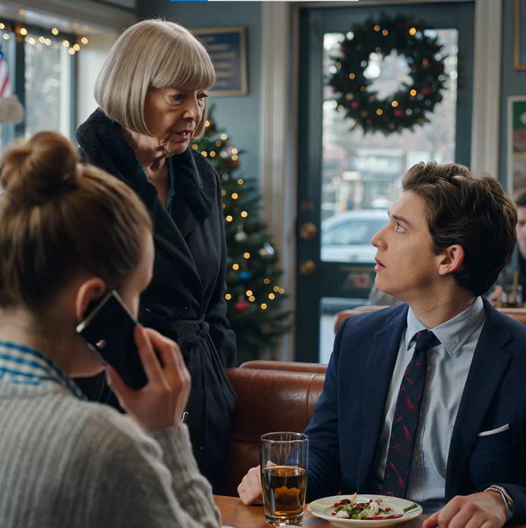 Moja córka zapomniała się rozłączyć. Słyszałem każde słowo: „Jest takim ciężarem”. Milczałem. W ciągu następnych kilku tygodni sprzedałem dom za 980 tys. dolarów, przeniosłem wszystko na swoje nazwisko i snułem inne plany. Kiedy wrócili z Europy, uśmiechając się do drzwi, klucz nie chciał się przekręcić. Dom był pusty. Na blacie czekała na nich jedna notatka: „Niespodzianka. To zrobiło to «ciężar»”.