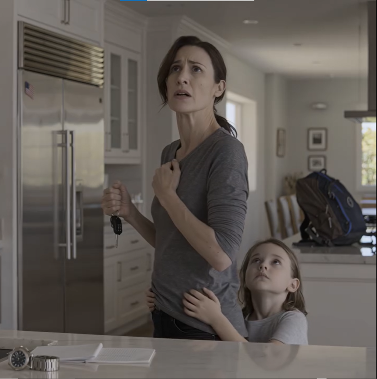 Mój mąż właśnie wsiadł do samolotu w podróż służbową, gdy moja 6-letnia córka złapała mnie za rękę i powiedziała: „Mamo… musimy iść. Natychmiast”. Zapytałam: „O czym ty mówisz?”. Ona tylko szepnęła: „Już go nie ma. Musimy iść”. Wzięłam kluczyki i wtedy wszystko się zmieniło.