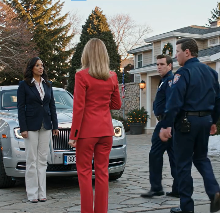 Przygotowując wigilijną kolację dla mojej rodziny, otworzyłem okno i usłyszałem siostrę na podwórku: „Nie mogę uwierzyć, że spędzamy święta z tym nieudacznikiem”. Mama odpowiedziała: „Tylko do czasu, aż zapłaci za remont domu”, a siostra dodała: „Ja też jestem gotowa wziąć jej część”. Zamknąłem okno i kontynuowałem gościnę z idealnym uśmiechem. Trzy dni później wszystko się zmieniło.