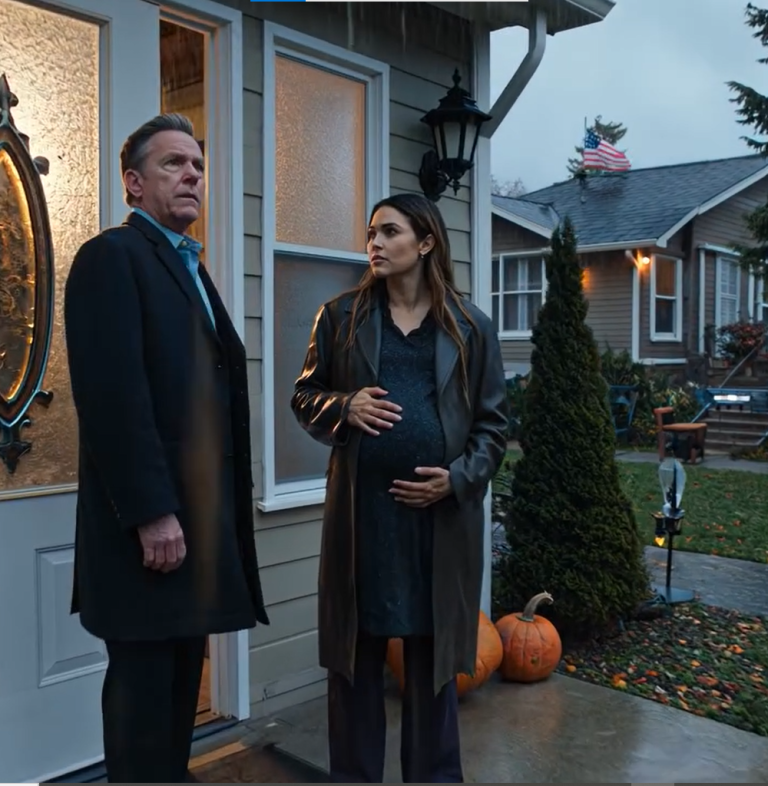 Mój mąż i jego matka zostawili mnie na zewnątrz, na zimnym deszczu, kiedy byłam w szóstym miesiącu ciąży. Przez szybę pukałam i wołałam, aż zgasły światła. O północy wróciłam – z kimś, kogo się nie spodziewali. Kiedy drzwi się otworzyły, mój mąż zamilkł, a szyba teściowej wysunęła się i rozbiła, gdy rozpoznała mężczyznę.