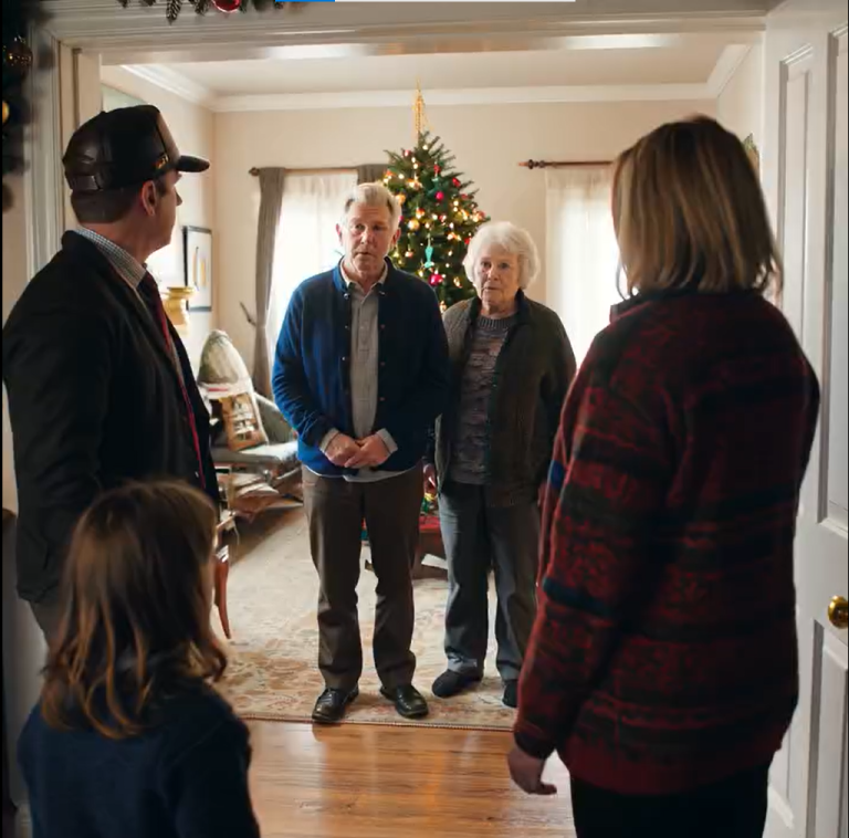 Na rodzinnym przyjęciu świątecznym moi rodzice powiedzieli chłodno: „Prezenty dostają tylko grzeczne dzieci – twój niegrzeczny dzieciak może wyjść”. Moja córka milczała, a łzy płynęły jej po policzkach. Odpowiedziałem po prostu: „Rozumiem”. Piętnaście minut później dostawca zapukał i zapytał: „CZY MOŻESZ POTWIERDZIĆ ODWOŁANIE?”