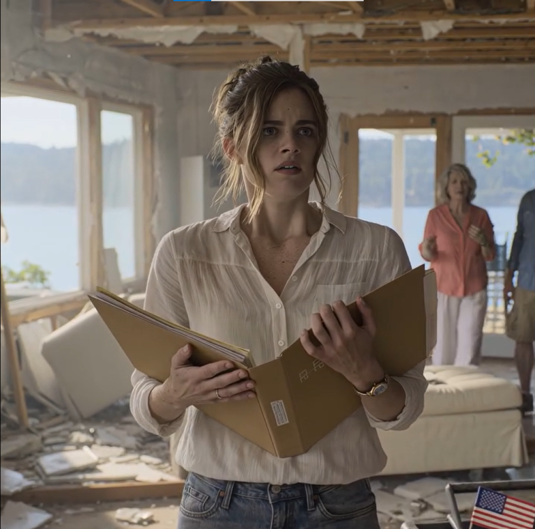 POJECHAŁAM DO DOMU NAD JEZIOREM, ŻEBY ODPOCZĄĆ NA WEEKEND. ALE KUCHNIA I SALON ZOSTAŁY ZBURZONE DO REMONTU. MAMA POWIEDZIAŁA, ŻE REMONTUJEMY DLA TWOJEGO BRATA I JEGO ŻONY. OTWORZYŁAM AKT WŁASNOŚCI I ZADZWONIŁAM DO ADWOKATA. NASTĘPNEGO DNIA CAŁĄ MOJĄ RODZINĘ CIESZYŁA NIESPODZIANKA…