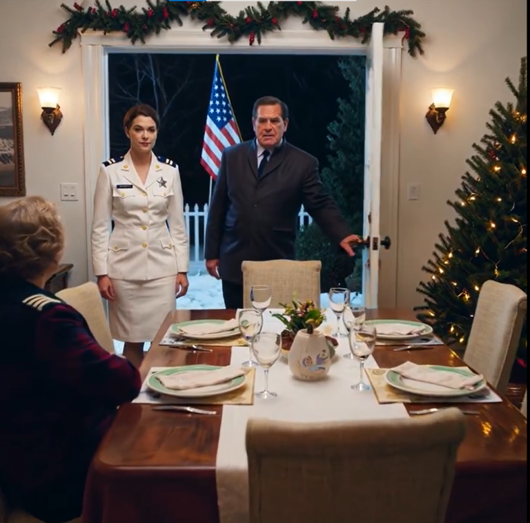 Nowy chłopak mamy, pułkownik, zaczął na mnie krzyczeć. „To ja ustalam zasady w tym domu, ja tu rządzę”. „Jesteś gnojem! Będziesz stał i mi służył!”. Ale kiedy weszłam w białym mundurze, odsłaniając srebrną gwiazdę na ramieniu.