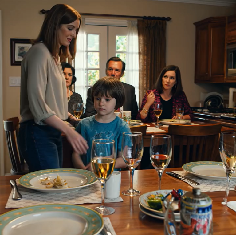 Kiedy weszłam do domu mojej teściowej, wskazała na stół i powiedziała: „Dzieci mojej córki jedzą pierwsze, jej dzieci mogą poczekać na resztki”, podczas gdy moje dzieci wpatrywały się w swoje puste talerze, a moja bratowa wtrąciła, że ​​„powinny znać swoje miejsce”, więc po cichu zebrałam dzieci i wyszłam bez słowa — kilka minut później ich przytulny, rodzinny obiad przerodził się w chaos po jednym niespodziewanym telefonie.