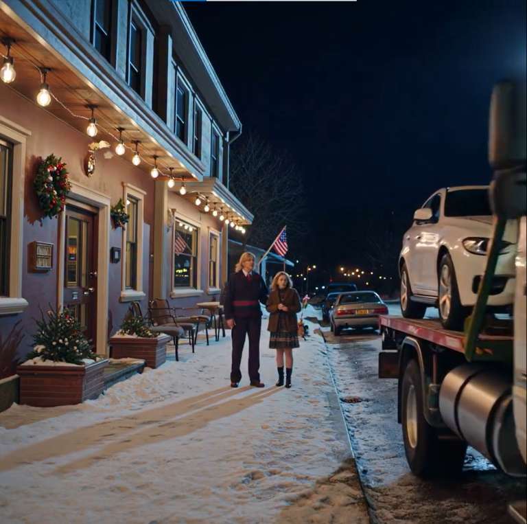 W Boże Narodzenie wróciłem z podróży służbowej i odkryłem, że mój samochód zniknął. Kamera bezpieczeństwa pokazała, że ​​moja siostra go zabrała. Potem zadzwoniła mama: „Potrzebuje go na randkę. Niech jej go po prostu użyje. I tak nie masz żadnych planów”. Rozłączyłem się i wykonałem jeszcze jeden telefon. Wkrótce potem otrzymali największy „prezent-niespodziankę” w swoim życiu.