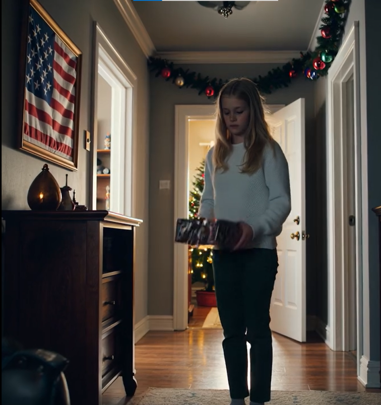 Podczas rodzinnej kolacji podsłuchałem ich plan upokorzenia mnie podczas noworocznej imprezy. Tego wieczoru tata zadzwonił wściekły: „Gdzie ty, do cholery, jesteś?”. Odpowiedziałem spokojnie: „Zgadniesz, gdzie jestem? Czy rodzinie podobał się mój prezent?”. A kiedy pudełko zostało otwarte, moja siostra krzyknęła wniebogłosy: „O mój Boże…” CO TO JEST?!