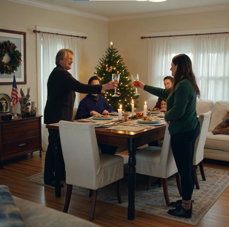 W Święto Dziękczynienia chłodno: „Jesteś darmozjadem. Anksgving, mama powiedziała, że ​​listopad to twój ostatni miesiąc tutaj”. Więc spakowałem walizki, zapłaciłem wszystkie rachunki i wyszedłem bez słowa. A następnego dnia on zapukał do moich drzwi…