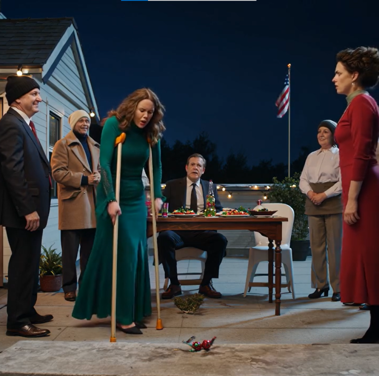 Na urodzinach mojego ojca, moja siostra złapała mnie za kulę i krzyknęła: „Wynoś się, nie jesteś tu mile widziany!”. Moi krewni śmiali się, gdy upadłem na podłogę. Nikt z nich nie wiedział, że mój chirurg jest tuż za nimi.