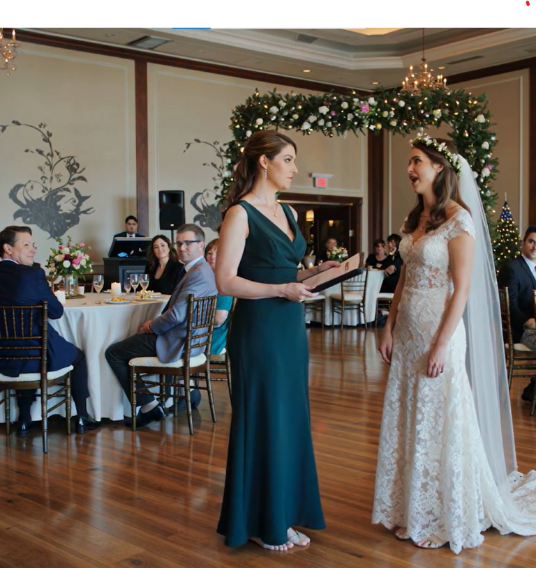 Na ślubie mojej siostry zaskoczyłem ją kluczami i dokumentami do mieszkania, które właśnie spłaciłem w całości. Spojrzała na nie, roześmiała się i powiedziała: „To nie jest miejsce, o jakim marzyłam. Nie będę tam mieszkać” na oczach 200 gości. Ja tylko się uśmiechałem i czekałem, co będzie dalej.