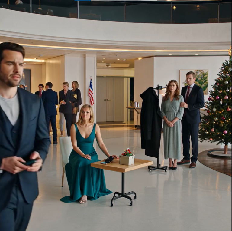 Na urodzinach mojej siostry rodzice posadzili mnie przy stole z prezentami, jakbym był tam tylko po to, żeby pomóc. Siostra przewróciła oczami i powiedziała, że ​​nie jestem wystarczająco „sukcesowny”, żeby siedzieć z ważnymi gośćmi. Uśmiechnąłem się tylko i wysłałem jednego cichego SMS-a: „Niespodzianka za 6,1 miliona dolarów? Odwołaj ją. Całą”. Trzydzieści minut później nikt już nie nazywał mnie „nieudacznikiem”.