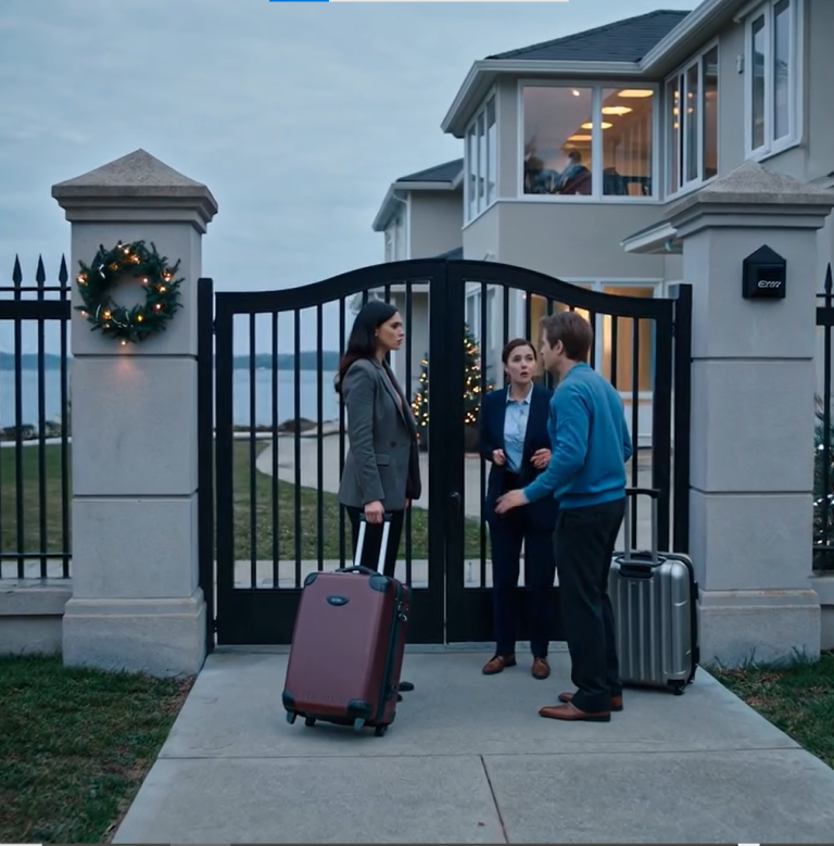 Ostatnim razem, kiedy rozmawialiśmy, mój brat wpadł mi w twarz i powiedział, że nie chce mnie w swoim życiu. Jego żona mnie wyzywała, a moi rodzice stanęli po ich stronie. Nie rozmawialiśmy przez dziewięć lat. Wczoraj wszyscy pojawili się w moim domu z widokiem na ocean, mówiąc: „Wprowadzamy się”. Uśmiechnąłem się tylko, nacisnąłem przycisk i pozwoliłem bramie zamknąć się przed nimi.