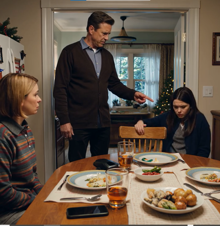 W świąteczny poranek tata wstał i warknął: „Wynoś się. Płacenie rachunków nie zapewni ci miejsca w tej rodzinie”. Mama syknęła: „Przestań zazdrościć siostrze”. Uśmiechnąłem się: „To sam płać rachunki”. Następnego ranka tata doniósł na mnie policji. Kiedy funkcjonariusz zobaczył akta, odwrócił się do taty i powiedział cztery słowa, które wprawiły ich w panikę.