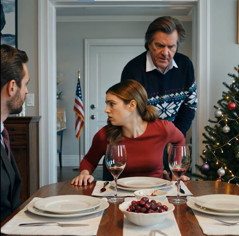 Mój ojczym spojrzał na stół wigilijny i powiedział: „To miejsce jest dla mojej prawdziwej córki. Musisz się przesunąć”. Stałam przed całą rodziną, trzęsąc się rękami, ale nie wiedział, że tej właśnie nocy zmienię jego życie na zawsze. Kiedy obudził się następnego ranka…