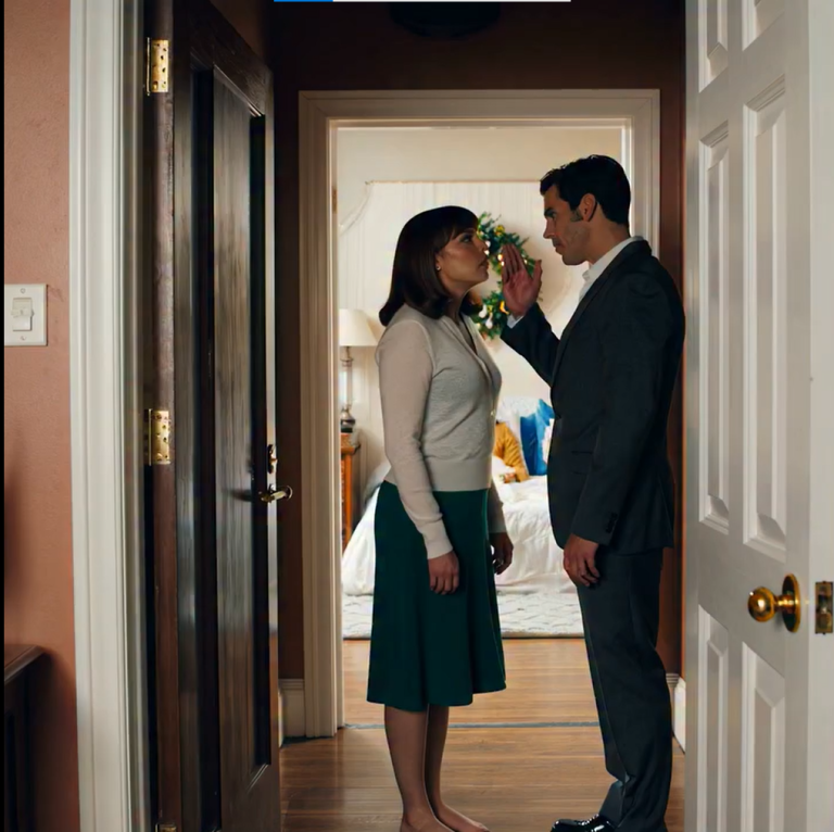 Leżąc w pokoju, przytłoczony i wyczerpany, moja siostra cicho zostawiła uchylone drzwi, żeby niespodziewany gość mógł wejść. Zamarłem. Usłyszałem kroki… i jej szept: „Po prostu zachowuj się normalnie”. Ale to, co wydarzyło się później – kto wszedł w te drzwi… zmieniło wszystko.