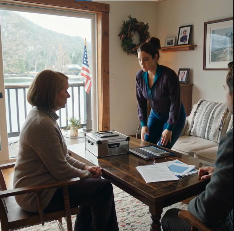 Moja córka i jej mąż zamknęli mnie na noc w hangarze na łodzie w mroźną zimę. Chcieli zabrać mój domek nad jeziorem i umieścić mnie w domu opieki. Ale uwięziona na mrozie, znalazłam ukryty sejf. W środku znajdowały się dokumenty ujawniające sekret mojego zmarłego męża: córkę, o której istnieniu nie wiedziała przez 45 lat…