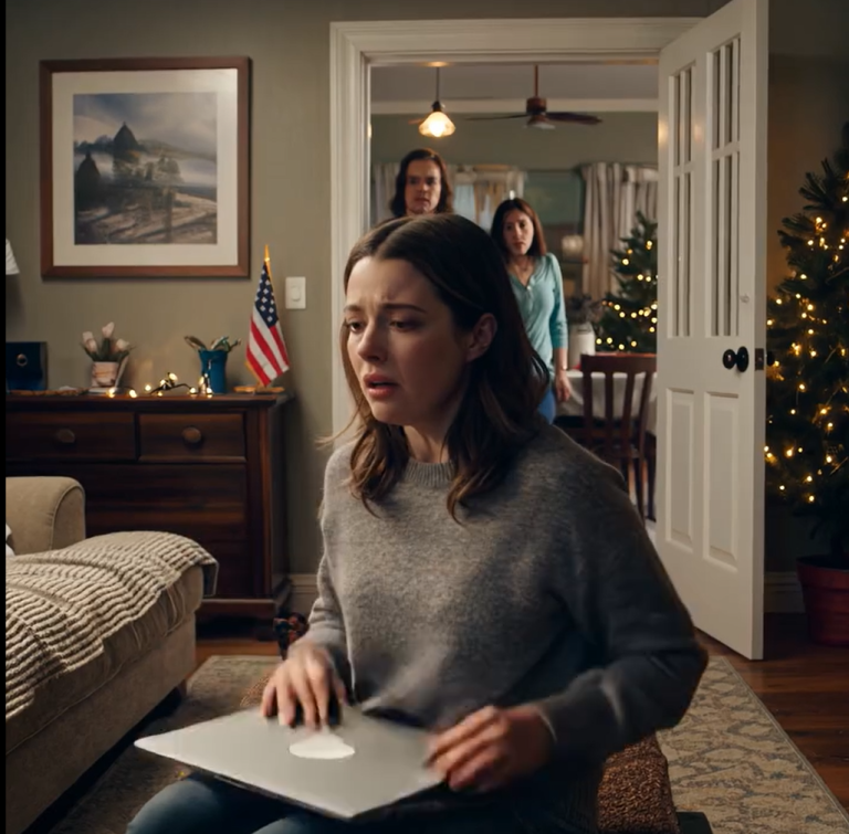 Moi rodzice powiedzieli mi, że nie mogę iść na imprezę świąteczną, bo moja siostra czuła się nieswojo w moim towarzystwie. Milczałem przez kilka sekund, po czym zadzwoniłem do lokalu i powiedziałem: „Odwołajcie wszystko… Osoba, która płaciła, właśnie została usunięta z listy”.