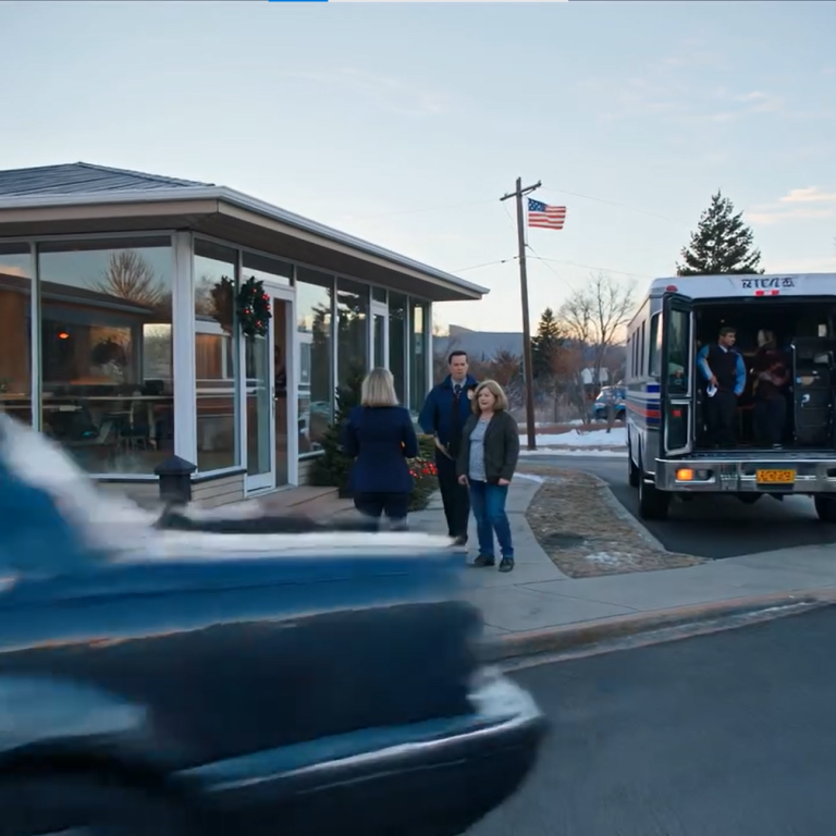 Kupiłem dom po cichu – a potem przyłapałem mamę na oprowadzaniu żony mojego brata i przyjaciela. Uśmiechnąłem się, poczekałem, aż wyjdą… A potem wymieniłem klucze.