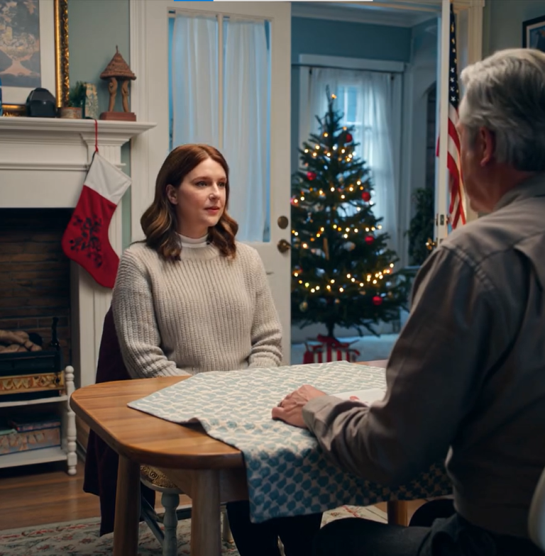 „Jako jego nowa żona, starałam się pomóc – twoja matka może zamieszkać w moim starym mieszkaniu” – oznajmiła moja synowa na przyjęciu weselnym. Uśmiechnęłam się. „To hojne, ale tak naprawdę bardzo wygodnie mi mieszkać na własnej posesji”. Mój syn zawahał się, po czym wtrącił: „Mamo… Nie mówiłem ci wcześniej, ale jej rodzice – i siostra – się tam wprowadzają”. Rozejrzałam się po holu. Ich stolik był pusty. Nigdzie ich nie było. Odstawiłam więc kieliszek i powiedziałam spokojnie, ale wyraźnie…