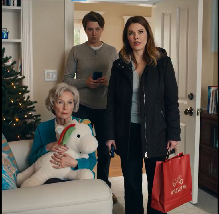 „Moja mama napisała: »Ty i twoje maleństwo nie przyjedziecie na Święto Dziękczynienia. Po prostu łatwiej będzie bez napięcia«. Mój brat skomentował: »O dwa talerze mniej do nałożenia«. Odpowiedziałam: »Właśnie odepchnęłaś osobę, która po cichu utrzymywała twój dom na powierzchni«. Oni…”