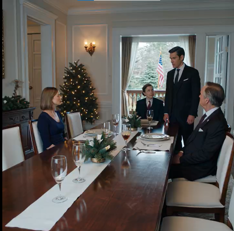 Mój mąż powiedział: „Moi rodzice czasami uważają, że jesteś zbyt kłopotliwa… I szczerze mówiąc, poniekąd się z nimi zgadzam”. Po prostu skinęłam głową. „Dobrze wiedzieć”. Nie kłóciłam się ani nie podnosiłam głosu. Tego wieczoru wymyśliłam własny plan. Podczas niedzielnego obiadu, gdy jego ojciec nagle wstał, spojrzał mu prosto w oczy i zadał jedno proste pytanie, które sprawiło, że wszyscy przy stole zamilkli… Uśmiech mojego męża natychmiast zniknął.