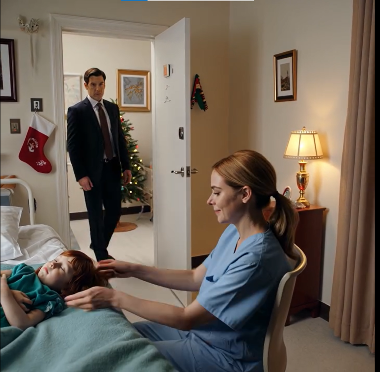 Zapracowana pielęgniarka dała swoją jedyną lalkę z dzieciństwa zdenerwowanej dziewczynce w szpitalu — nie przypuszczając, że ojcem dziecka, czekającym na zewnątrz, był dyrektor generalny samotnie wychowujący córkę…