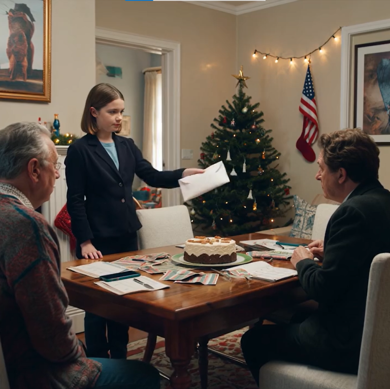 Moi rodzice, którzy nigdy tak naprawdę nie wspierali mojej kariery, dowiedzieli się o mojej pensji. Zamiast mi pogratulować, zażądali 50% mojego miesięcznego dochodu. Po cichu wręczyłem im kopertę — a to, co znaleźli w środku, sprawiło, że zamilkli.