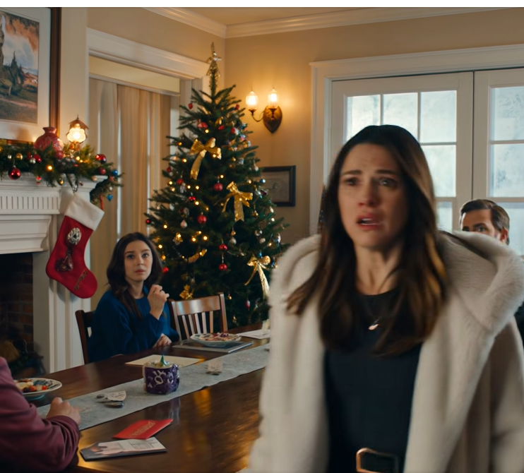 Wróciłem do domu na święta i w całym domu zapadła cisza. Wszyscy gapili się na moich rodziców i siostrę, jakby coś ukrywali. Tata powiedział: „Musimy porozmawiać”. Mama dodała z drwiną: „Twój czas się skończył, twoja siostra zapewni tej rodzinie lepsze życie”. Następnego dnia miałem 108 nieodebranych połączeń.