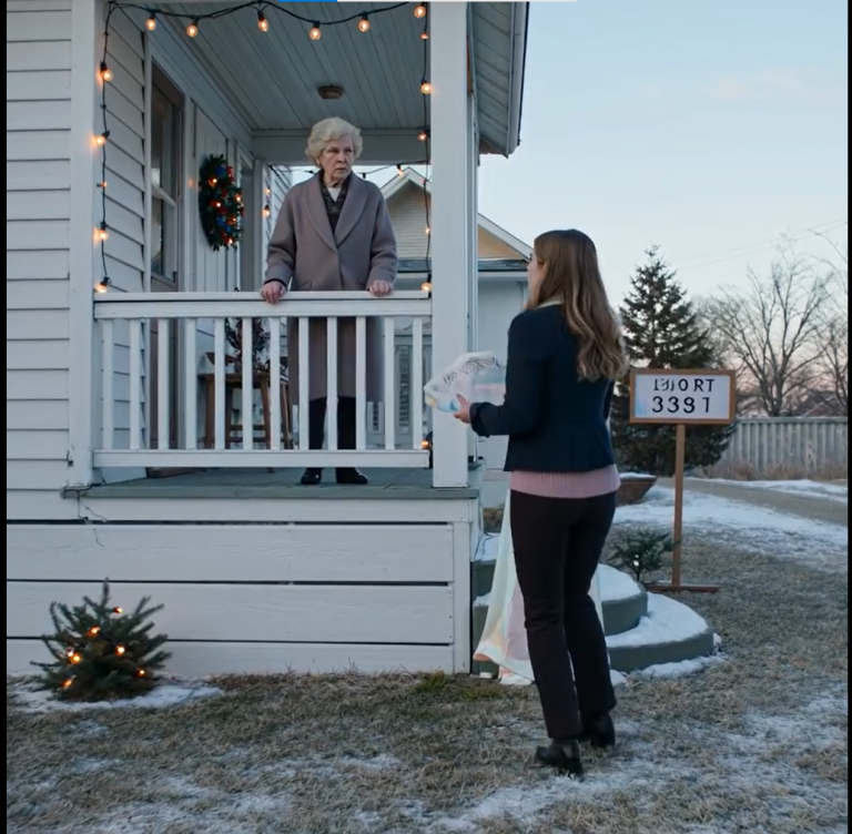 „Ten ręcznie robiony prezent wygląda tak tanio!” – powiedziała moja wnuczka. Wszyscy się śmiali. Następnego ranka sprzedałam dom na plaży, do którego wysłała już zaproszenia ślubne!
