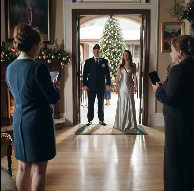 Tydzień przed świętami podsłuchałem, jak moi rodzice i siostra knują, jak przepuścić moje pieniądze – beze mnie. Udawałem głupka. Wigilia? Bez świec. Bez indyka. Tylko upokorzenie. W międzyczasie pisałem z mojej willi za 3 miliony dolarów, urządzając własne, wystawne przyjęcie. Mama zadzwoniła do mnie…