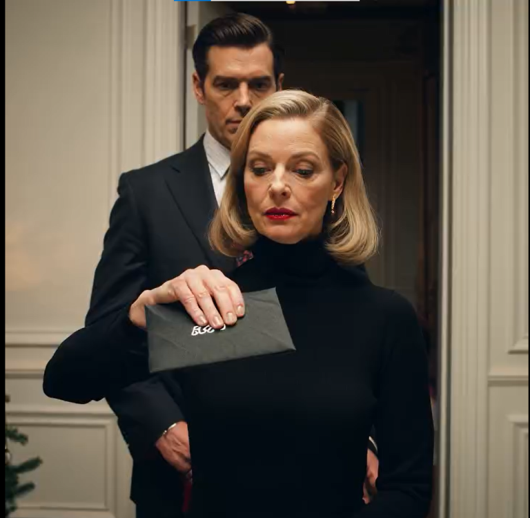 „Podczas kolacji urodzinowej mój mąż wstał i powiedział: »Gratulacje, Porażko. Skończyliśmy«. Czterdzieści osób się roześmiało. Jego kochanka siedziała tuż obok. Nie płakałam – przesunęłam czarną kopertę po stole. Powiedziałam: »Zadzwoń do rodziców. Ich majątek przepadł. Zadzwoń do sióstr. Ich czesne po prostu zniknęło«. Śmiech ucichł w ciągu kilku sekund”.