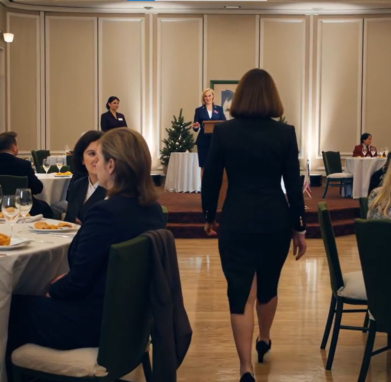 Kiedy moi rodzice zmarli, moje siostry zabrały całą biżuterię wartą 16 milionów dolarów i zostawiły mi zakurzony kufer. Otworzyłem go i znalazłem listy ujawniające brutalną prawdę: 30 lat mojego życia było kłamstwem, a wraz z nim, ONE WŁAŚNIE WYKOPIŁY SOBIE GRÓB.