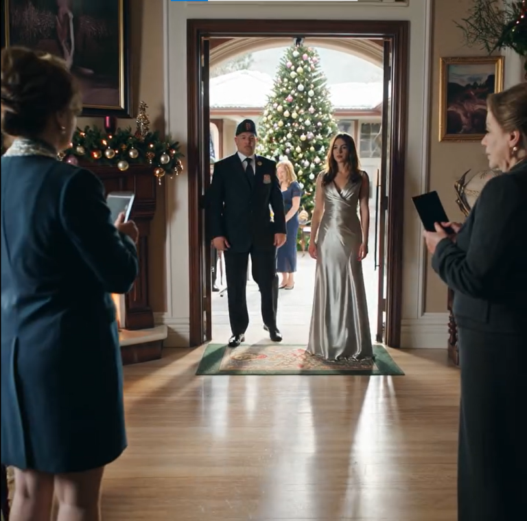 Tydzień przed świętami podsłuchałem, jak moi rodzice i siostra knują, jak przepuścić moje pieniądze – beze mnie. Udawałem głupka. Wigilia? Bez świec. Bez indyka. Tylko upokorzenie. W międzyczasie pisałem z mojej willi za 3 miliony dolarów, urządzając własne, wystawne przyjęcie. Mama zadzwoniła do mnie…