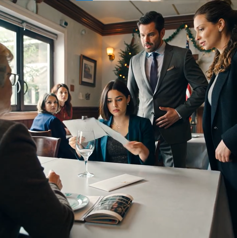 Z okazji ukończenia szkoły rodzice podarowali mi list z oświadczeniem o wydziedziczeniu. „Od nas wszystkich”, ogłosiła mama w restauracji. Siostra nagrała moją reakcję na ich występ. Podziękowałem im, wziąłem dokumenty i wyszedłem. Nie mieli pojęcia… CO JUŻ ZROBIŁEM