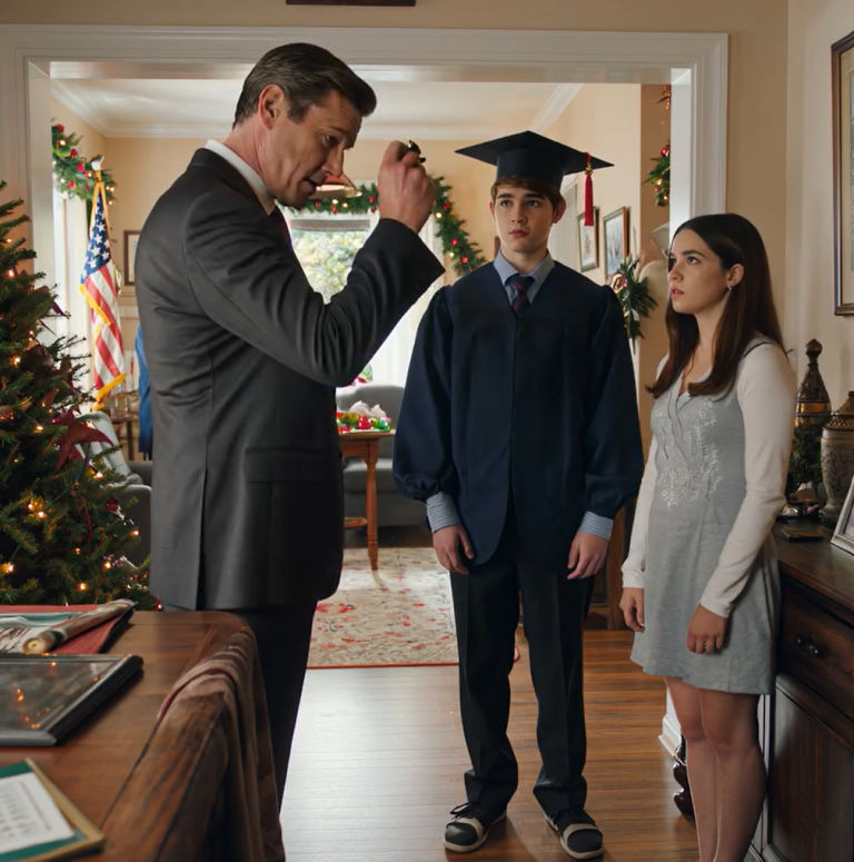 Przy kolacji tata uniósł kieliszek: „Gratulacje – oto twój samochód, synu”. Potem zwrócił się do mnie: „Należy zapłacić czynsz. 900 dolarów do niedzieli. Jesteś już dorosły”. Zapytałem: „Dlaczego ja płacę, skoro on dostaje nagrodę?”. Odpowiedział: „Bo jest tego wart”. Więc spakowałem się, wyszedłem i zostawiłem liścik na lodówce. Teraz mój brat się spieszy, mama jest zdenerwowana, a tata dzwoni – pod każdy numer, jaki może.