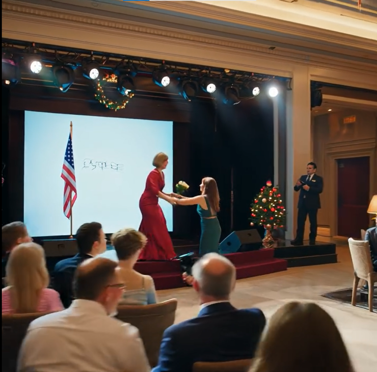 Mój mąż zabrał mnie na kolację z włoskim klientem. Siedziałam w milczeniu, udając, że nie rozumiem włoskiego. Ale potem usłyszałam, jak powiedział coś, co zmroziło mi krew w żyłach. NIE MOGŁAM UWIERZYĆ W TO, CO SŁYSZĘ.