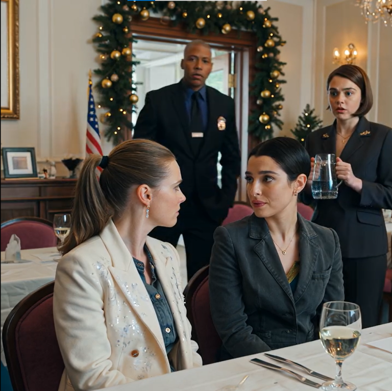 Nazwana „brzydką, rzuconą studentką” i wydziedziczona przez rodzinę. Pięć lat później poznałam ich na przyjęciu z okazji ukończenia studiów mojej siostry. Jej profesor zapytał: „Znasz ją?”. Odpowiedziałam: „Nie masz pojęcia”. Nie mieli pojęcia, kim jestem, aż do…