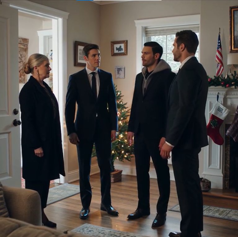 Moja córka błagała mnie, żebym nie jechał w podróż służbową. „Tato, nie czuję się bezpiecznie, kiedy cię nie ma”. Odwołałem – i nikomu nie powiedziałem. Tej nocy zostałem w domu, przyciemniłem światła i obserwowałem kamery. Około 23:00 moja teściowa pojawiła się z dwoma nieznajomymi i weszła do środka, jakby byli tam na stałe. Wyszedłem, zapaliłem światła i spokojnie powiedziałem: „Stójcie”. Zamarli – bo ochrona była już przy drzwiach wejściowych.