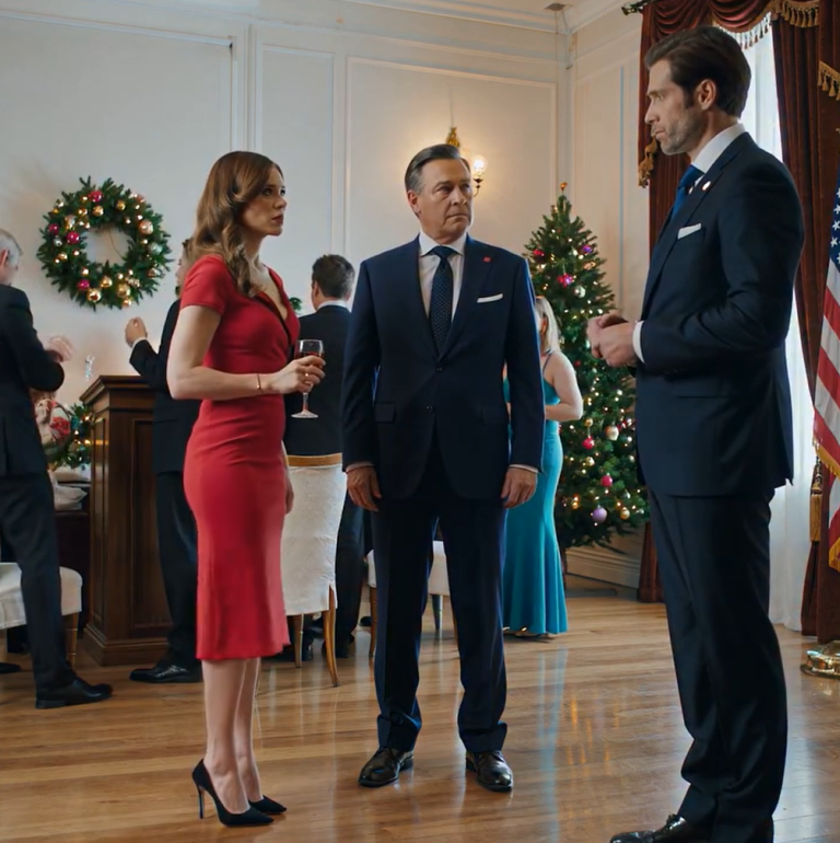 Moja dziewczyna zostawiła mnie dla „lepszego” mężczyzny, którego z dumą wybrała jej rodzina. Wszyscy się uśmiechali. Wszyscy to pochwalali. Nie kłóciłem się – po prostu zniknąłem. Kilka miesięcy później usłyszała moje nazwisko w pokoju, do którego nie została zaproszona, i zamarła, zanim ktokolwiek zdążył spojrzeć w jej stronę.